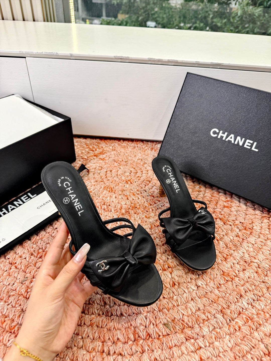 CC 26s Bow Heels Sandals Black Sheepskin 703671