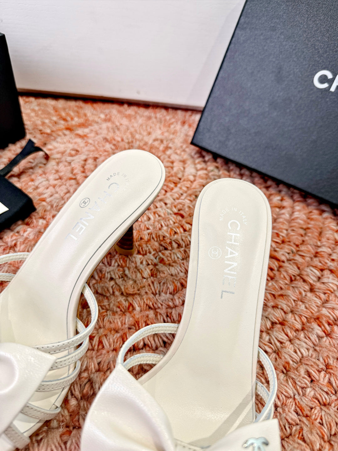 CC 26s Bow Heels Sandals White Sheepskin 703670
