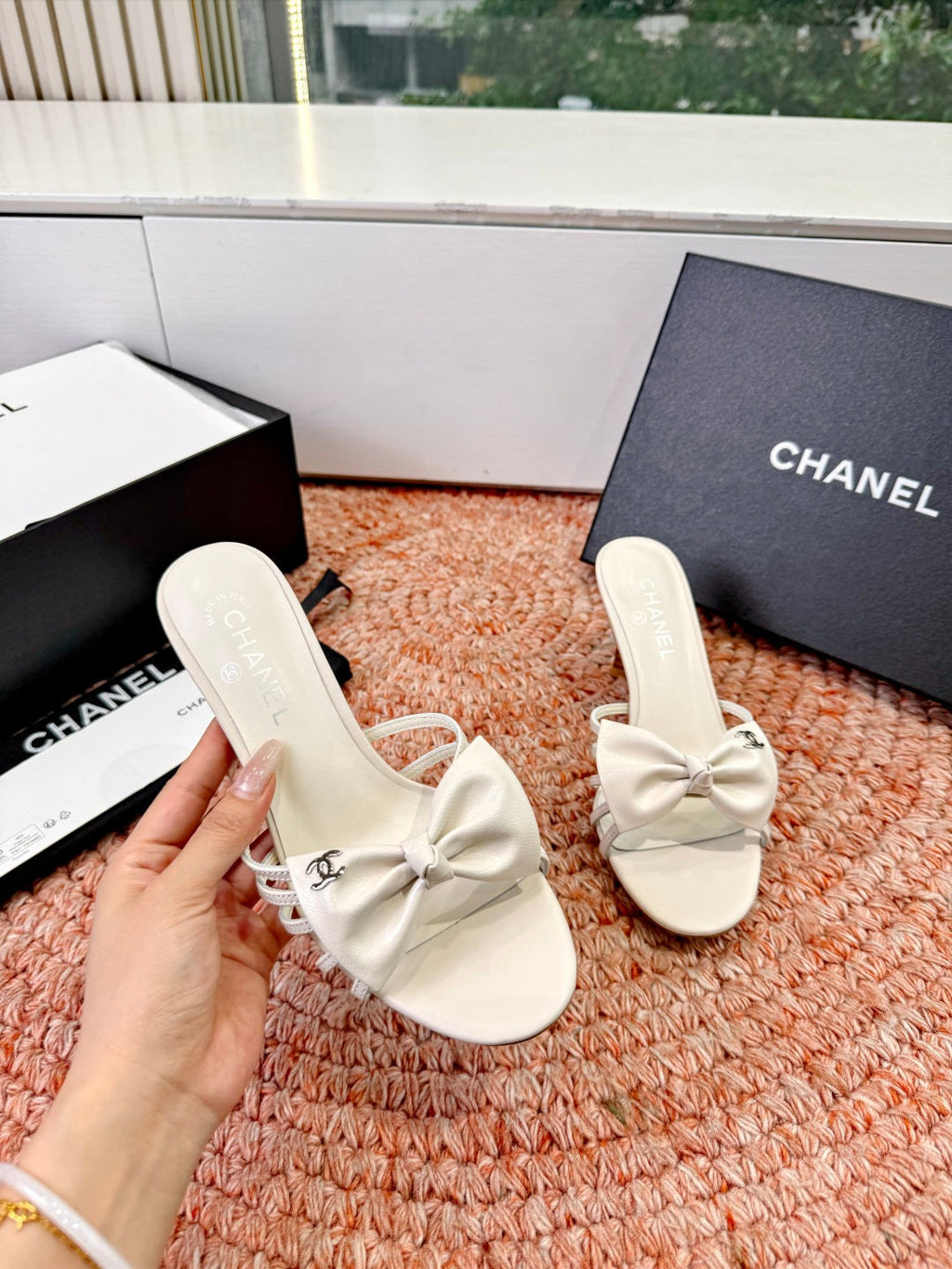 CC 26s Bow Heels Sandals White Sheepskin 703670