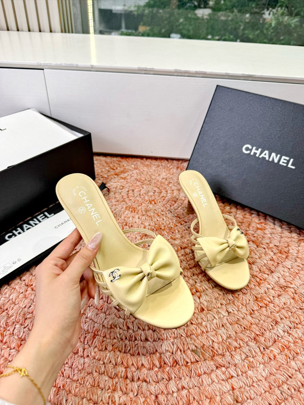 CC 26s Bow Heels Sandals Beige Sheepskin 703673