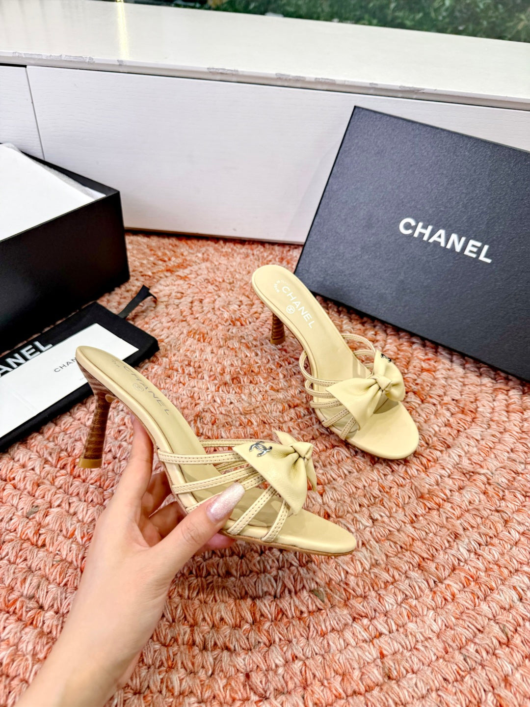 CC 26s Bow Heels Sandals Beige Sheepskin 703673
