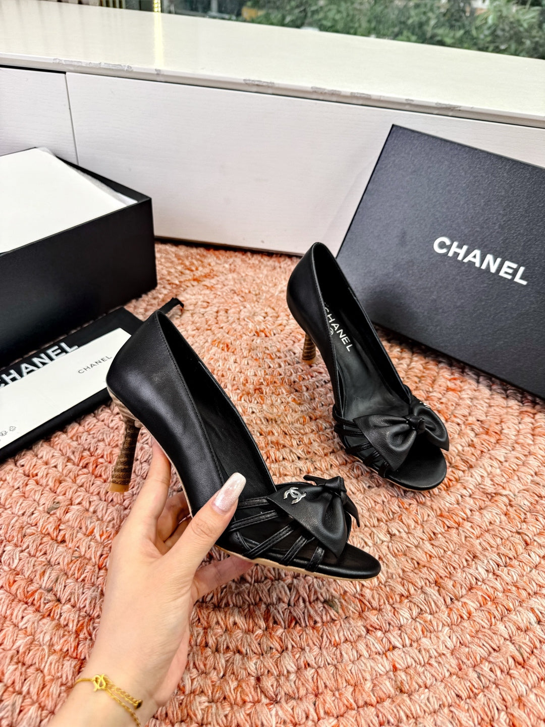 CC 26s Bow High Heels Black Sheepskin 703675