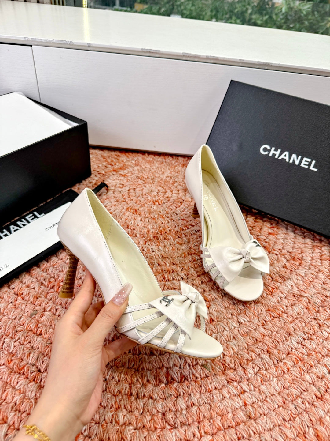 CC 26s Bow High Heels White Sheepskin 703676