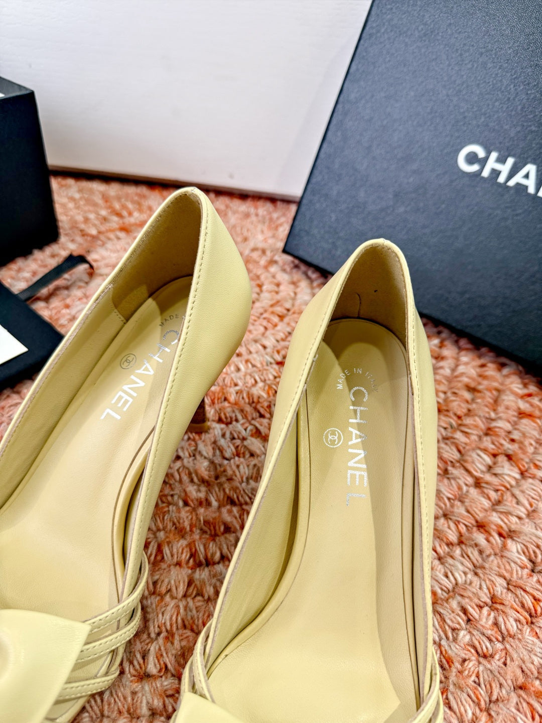 CC 26s Bow High Heels  Beige Sheepskin 703678