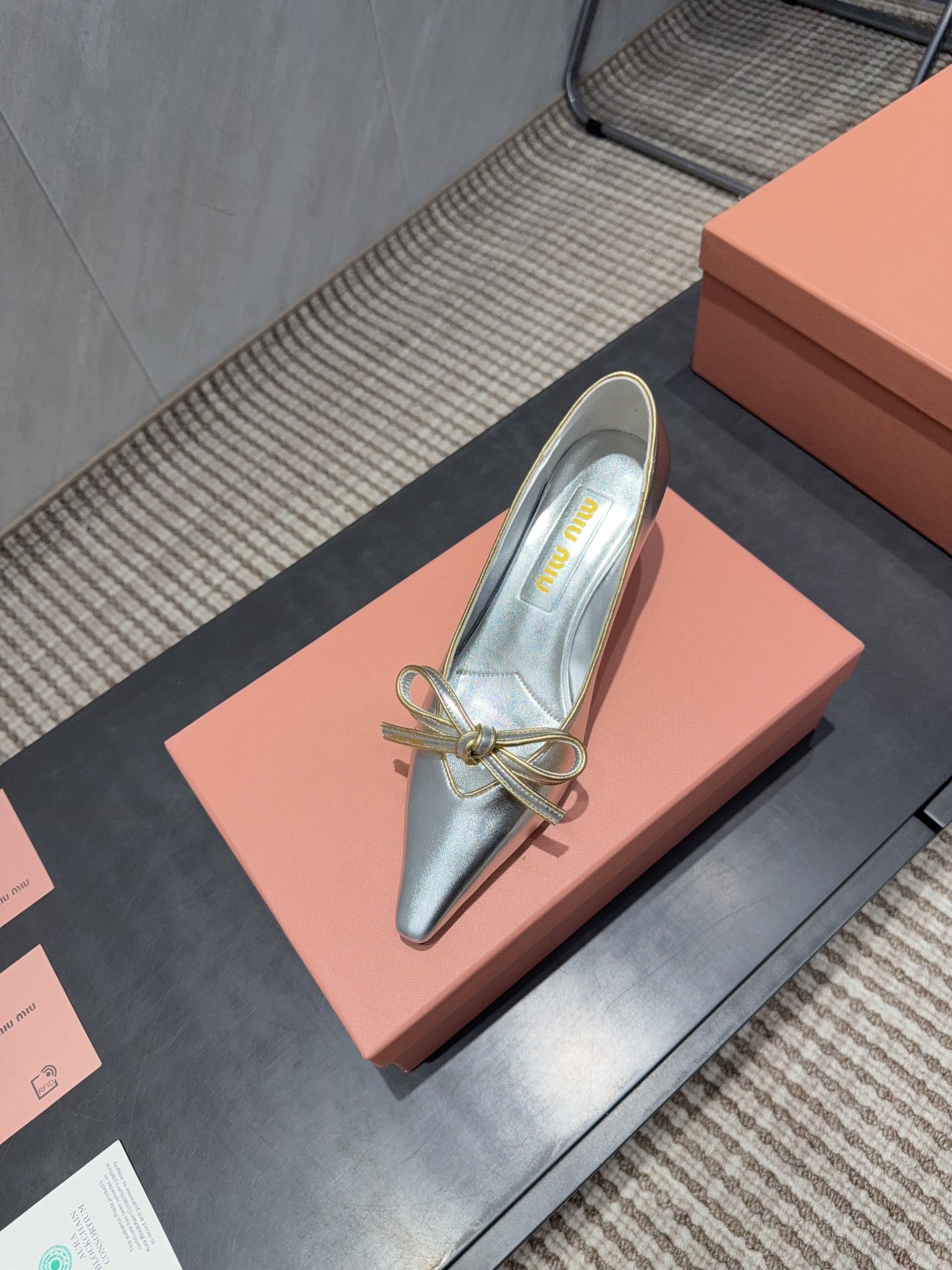 Miu 26s Pointed Toe Pumps 55mm In Silver Calfskin With Bow