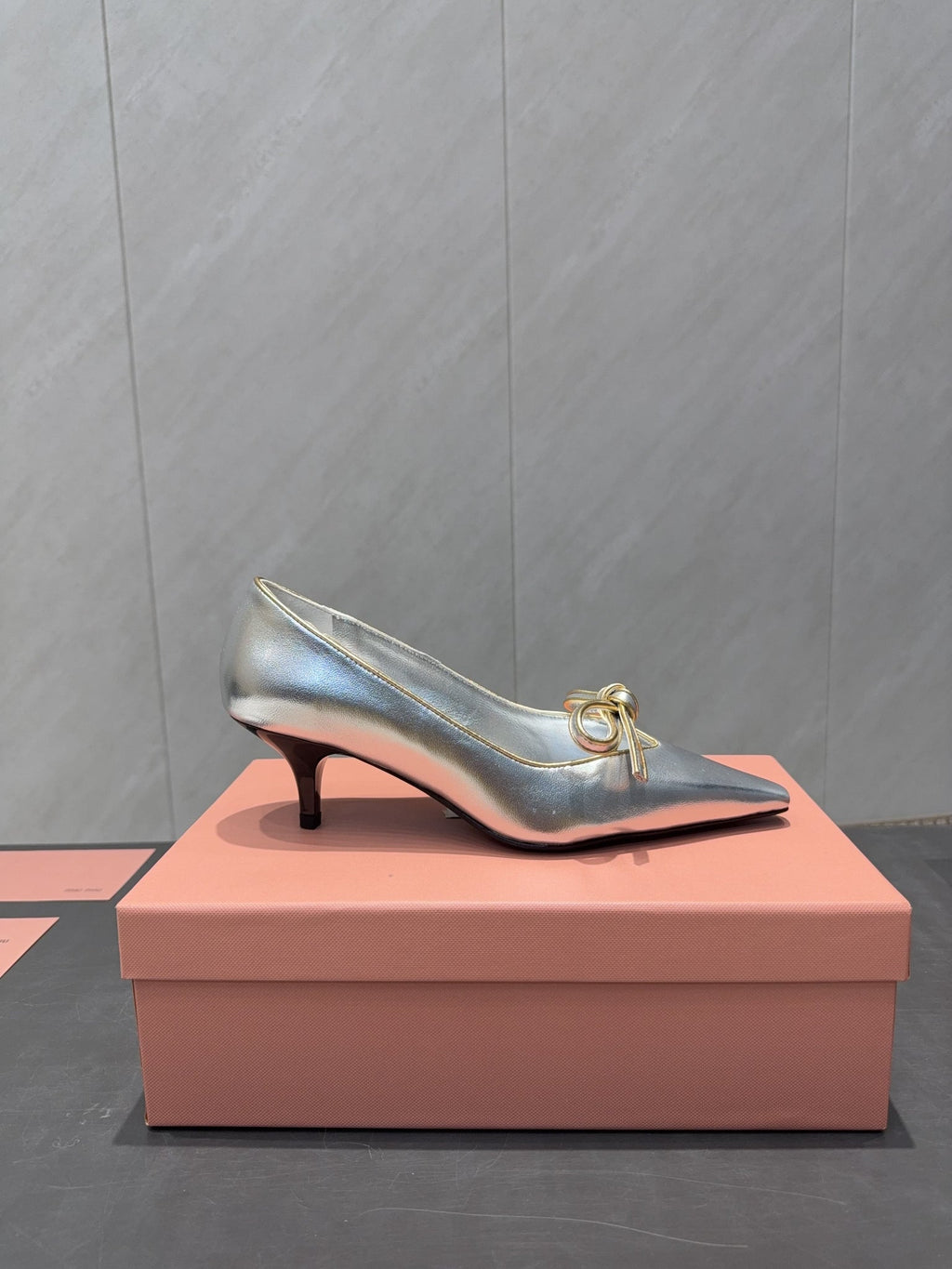 Miu 26s Pointed Toe Pumps 55mm In Silver Calfskin With Bow