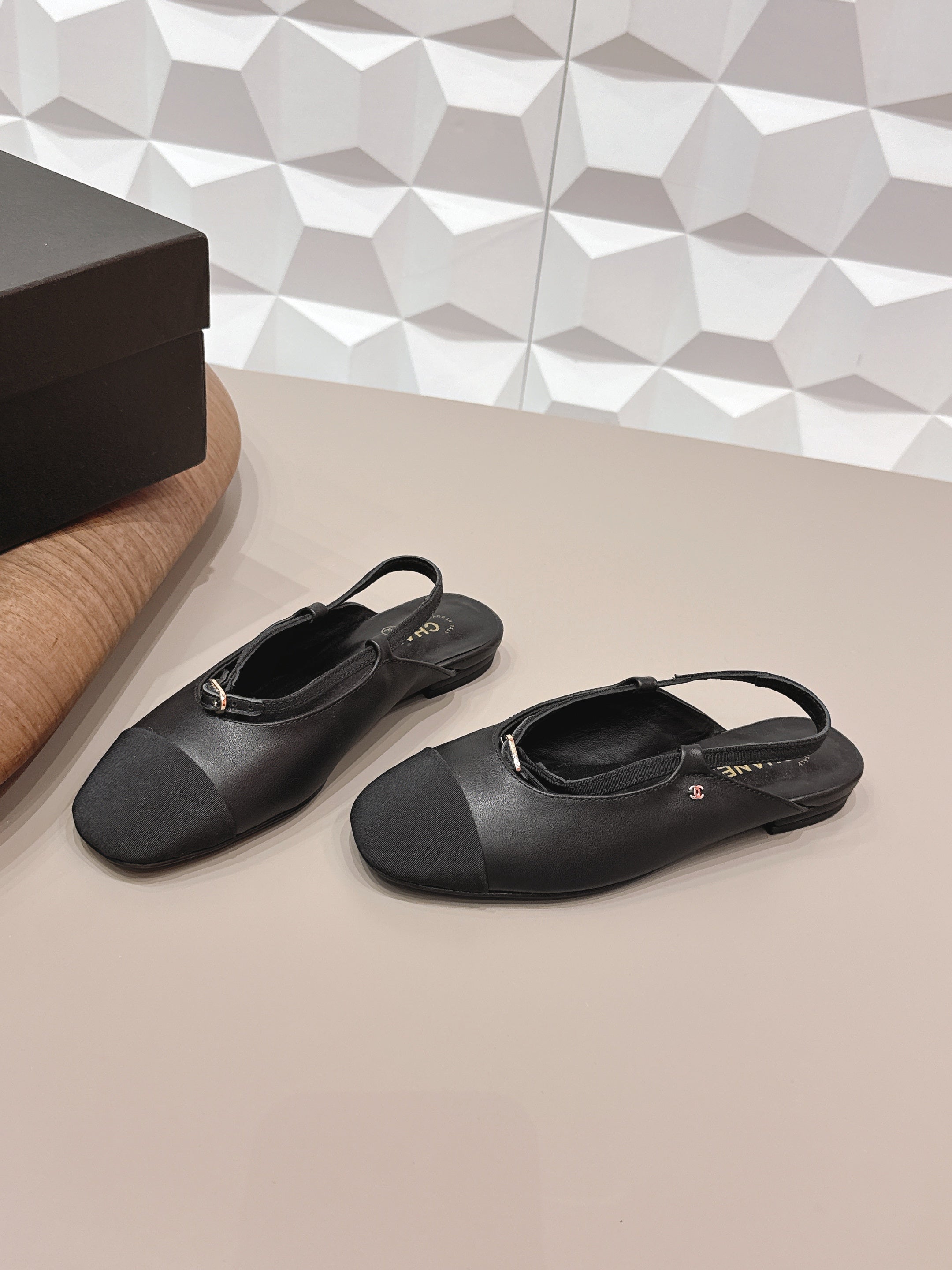 CC 26s Round-Toe Open-Back Flats Black Fabric Leather 613254