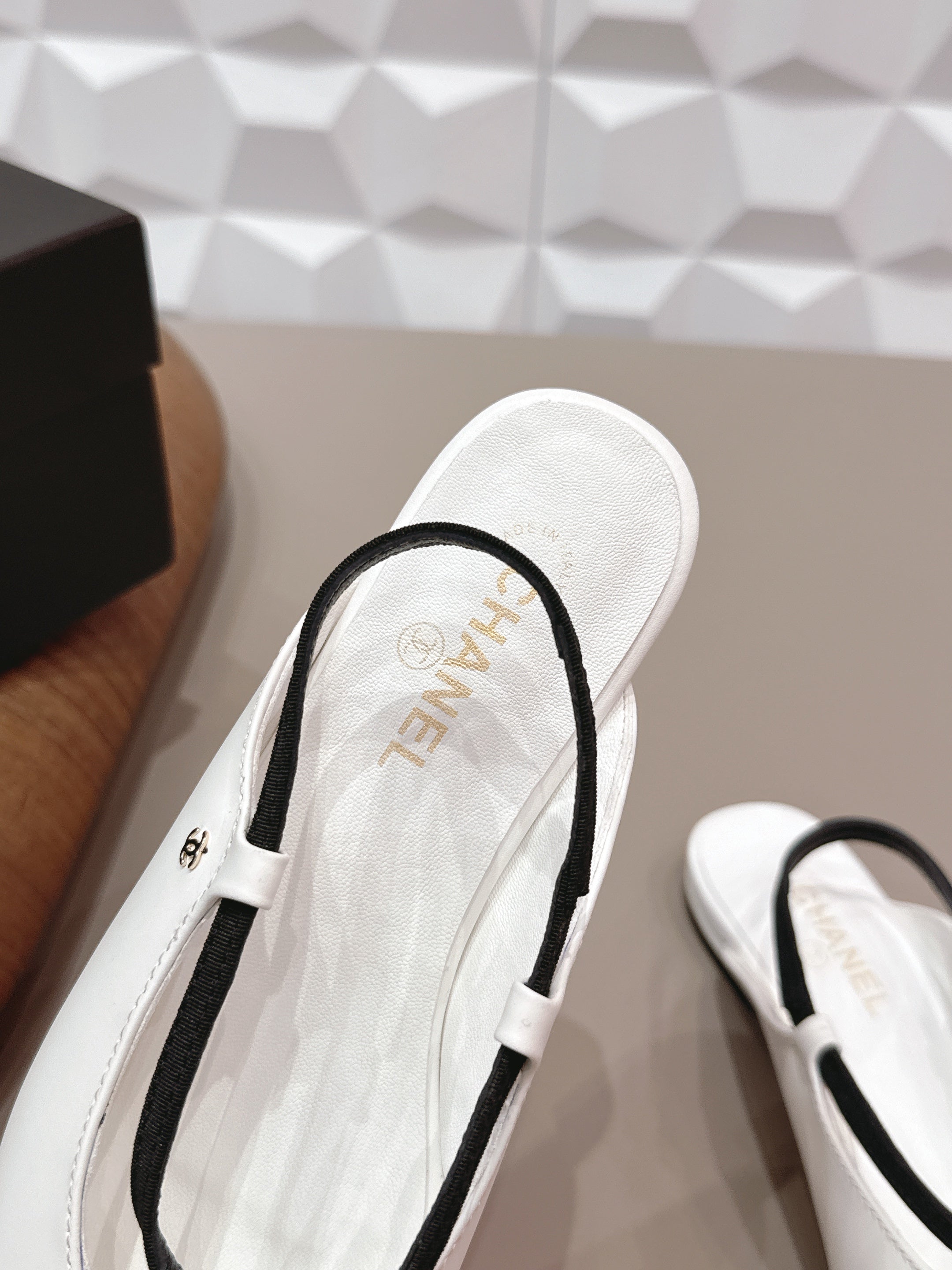 CC 26s Round-Toe Open-Back Flats Black White Fabric Leather 613257