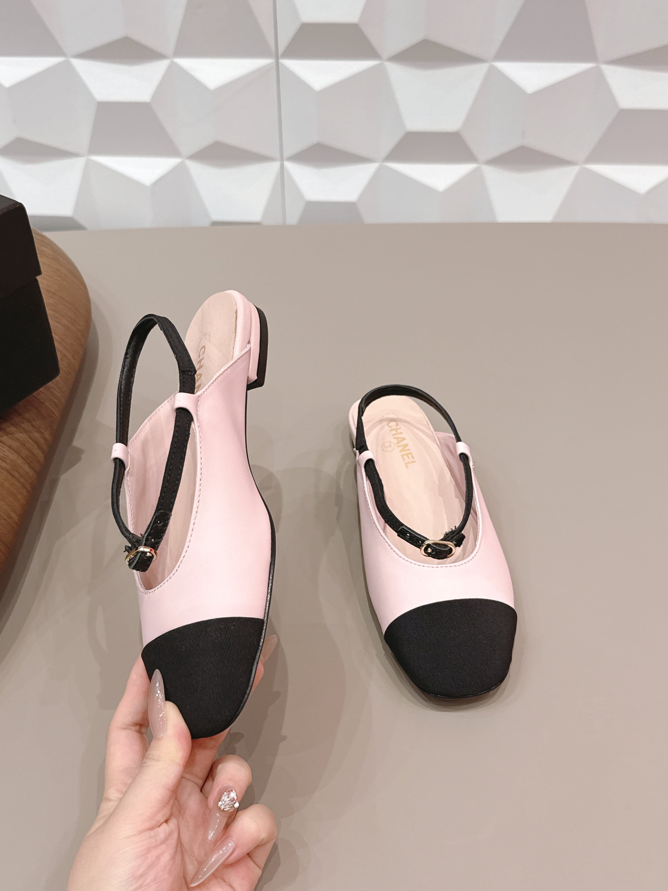 CC 26s Round-Toe Open-Back Flats Black Pink Fabric Leather 613256