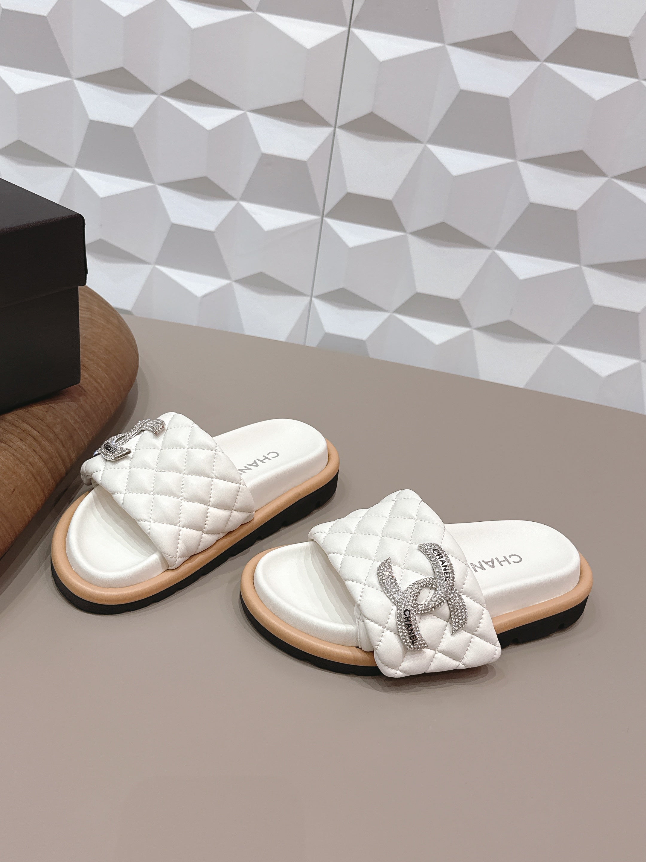CC 26s Sandals Double C Buckle White Quilted Leather 613270