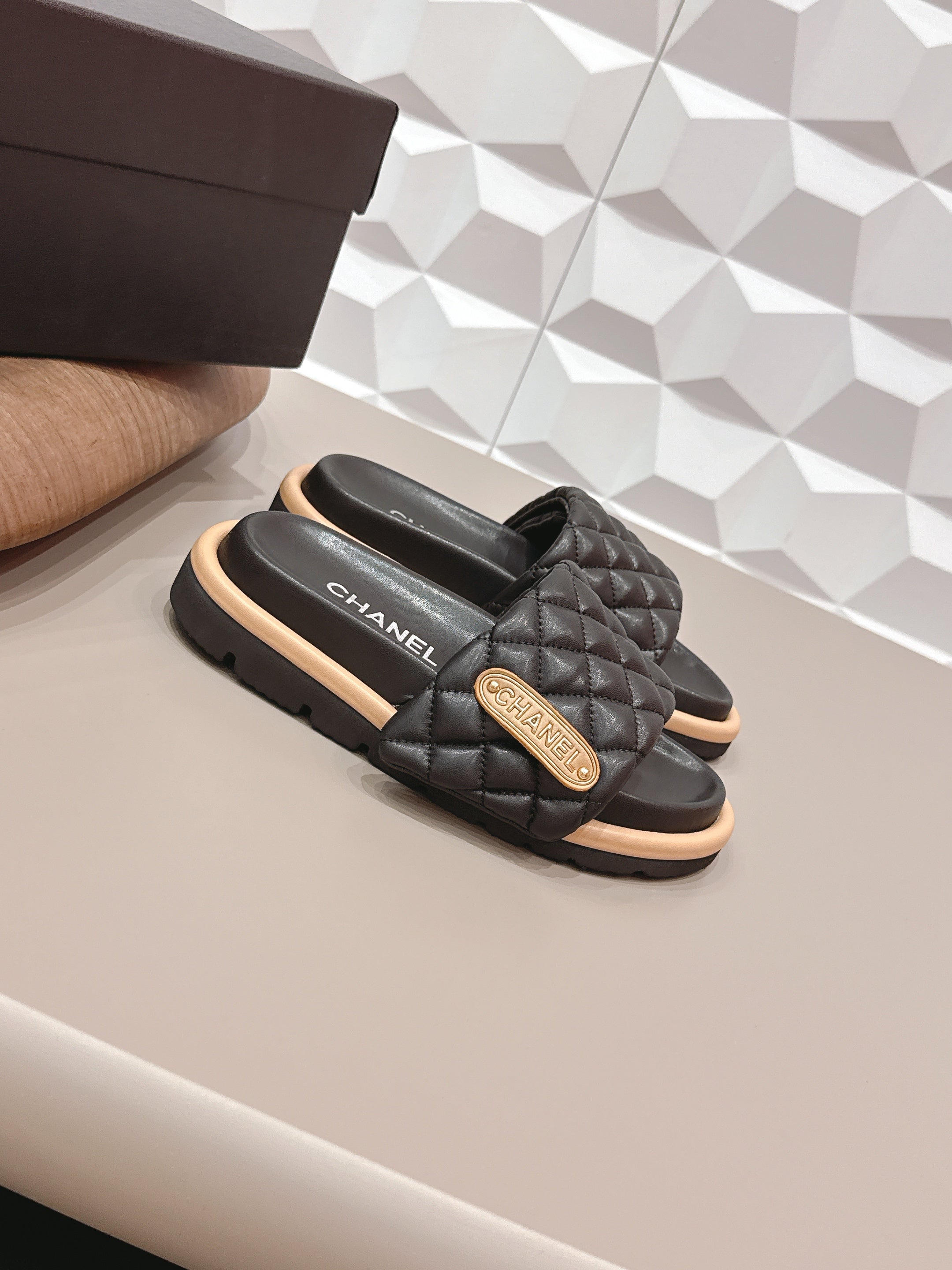 CC 26s Sandals Buckle Black Quilted Leather 613271
