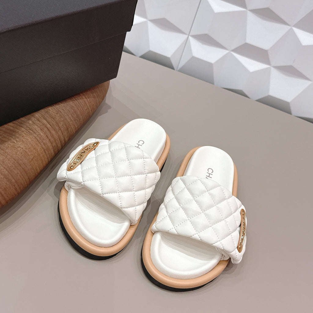 CC 26s Sandals Buckle White Quilted Leather 613275