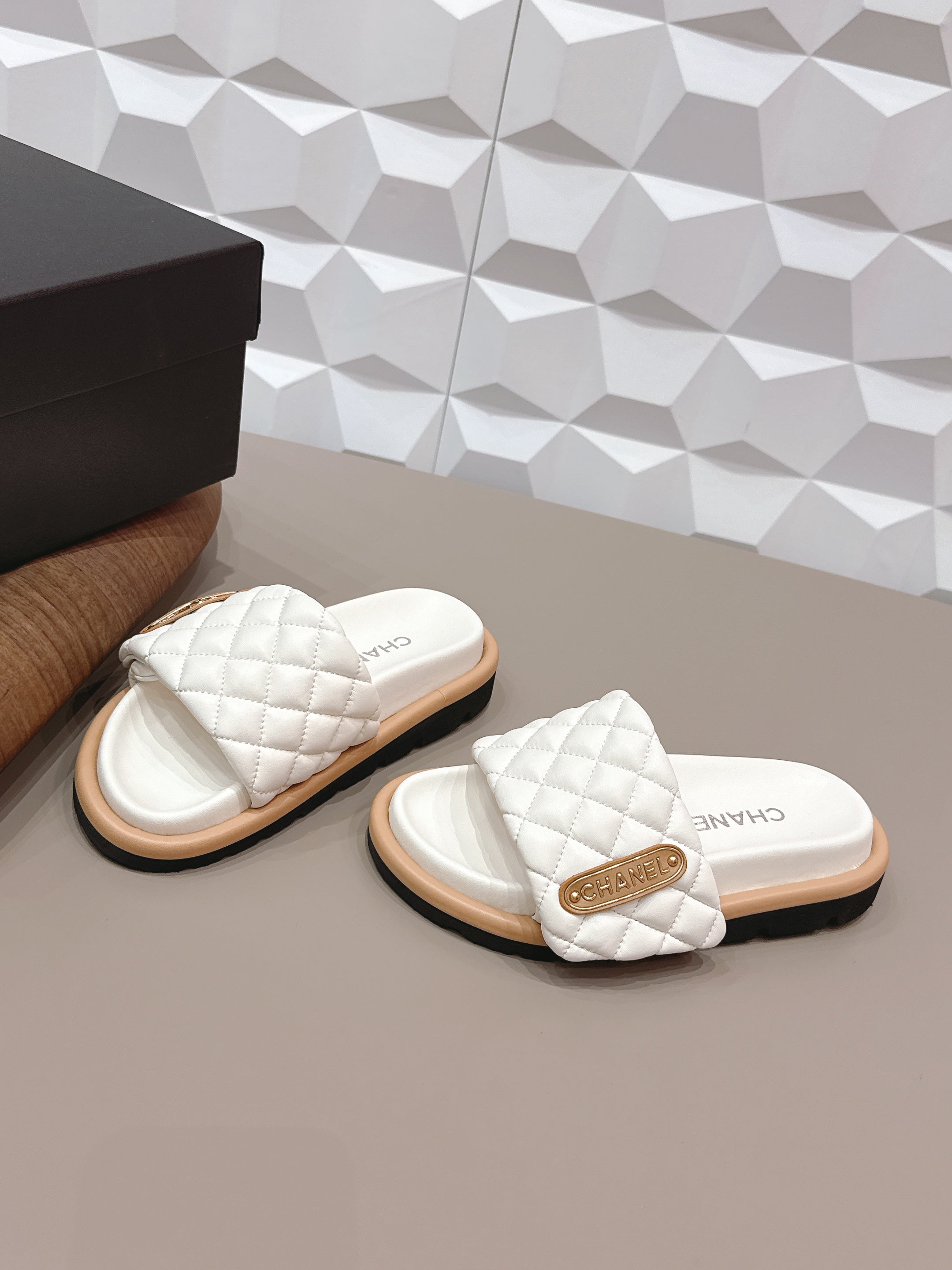 CC 26s Sandals Buckle White Quilted Leather 613275