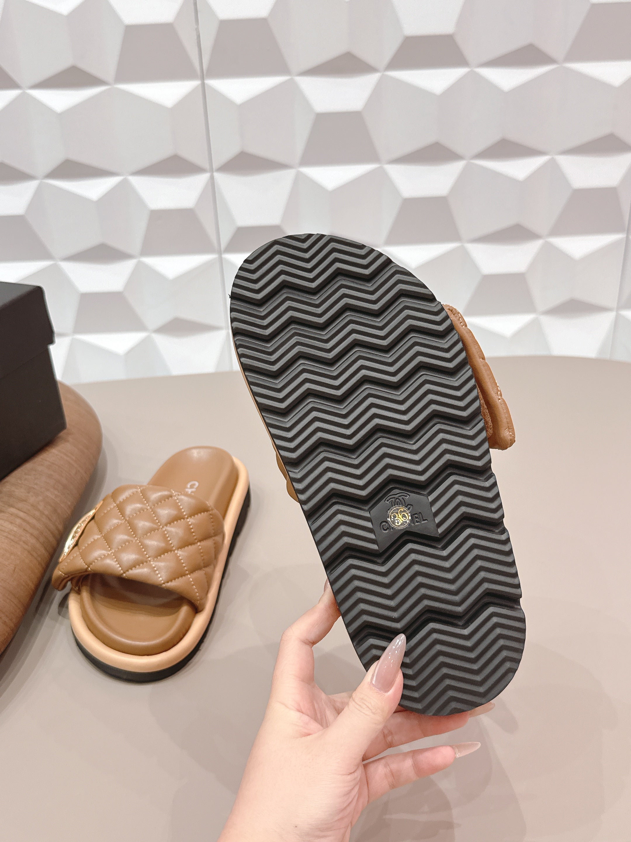 CC 26s Sandals Buckle Brown Quilted Leather 613273