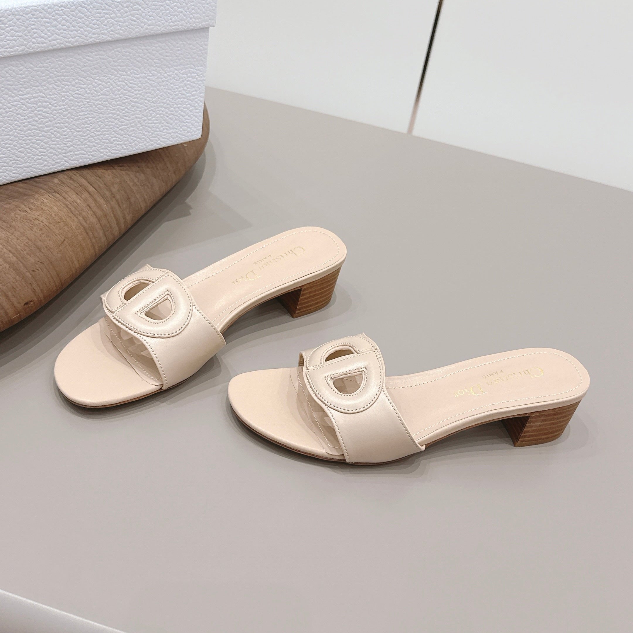 CD 26s Round-Toe Sandals 4.5cm Beige Calfskin 738235