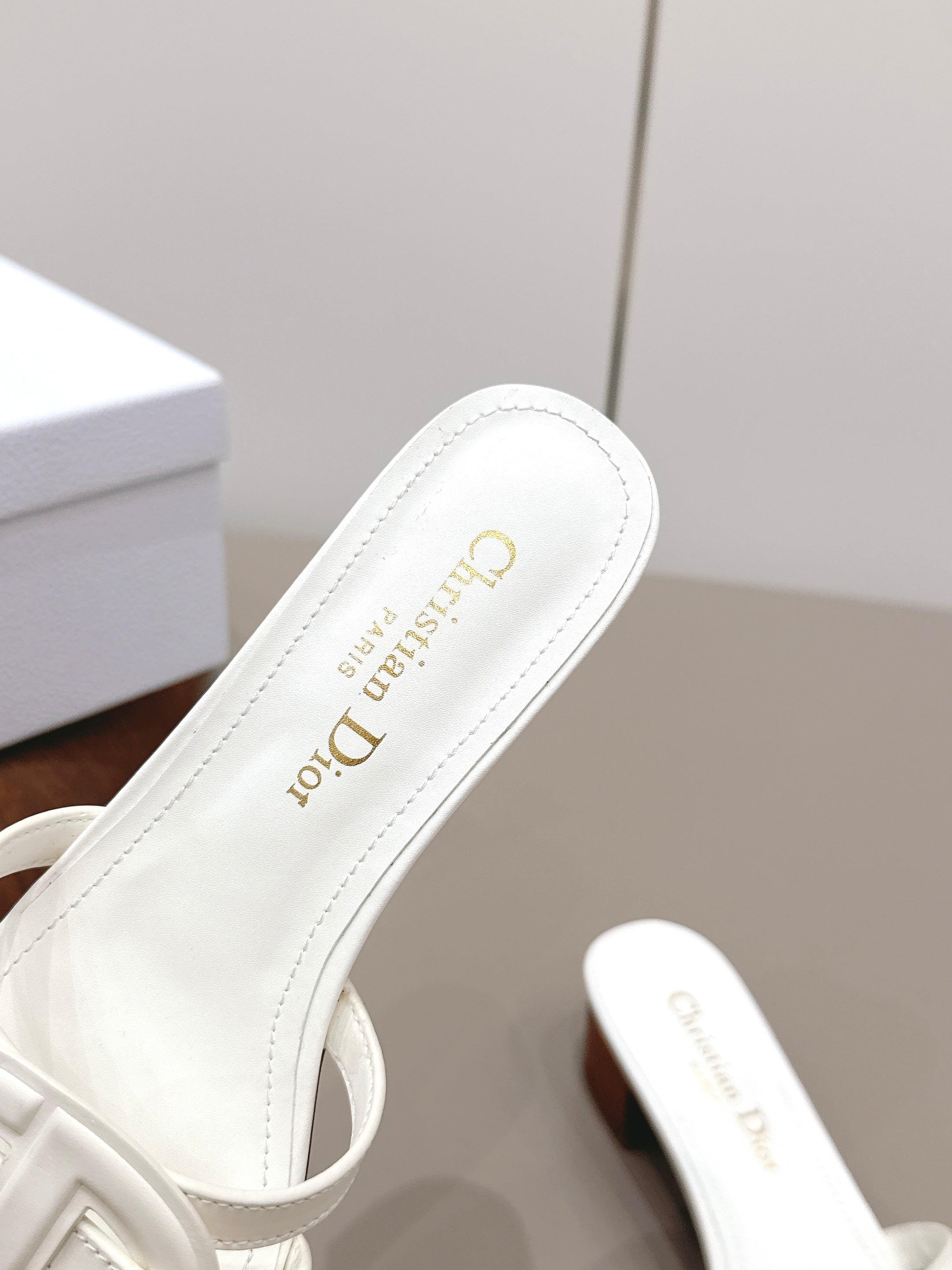 CD 26s D-Club Sandal 4.5cm White Calfskin 738244