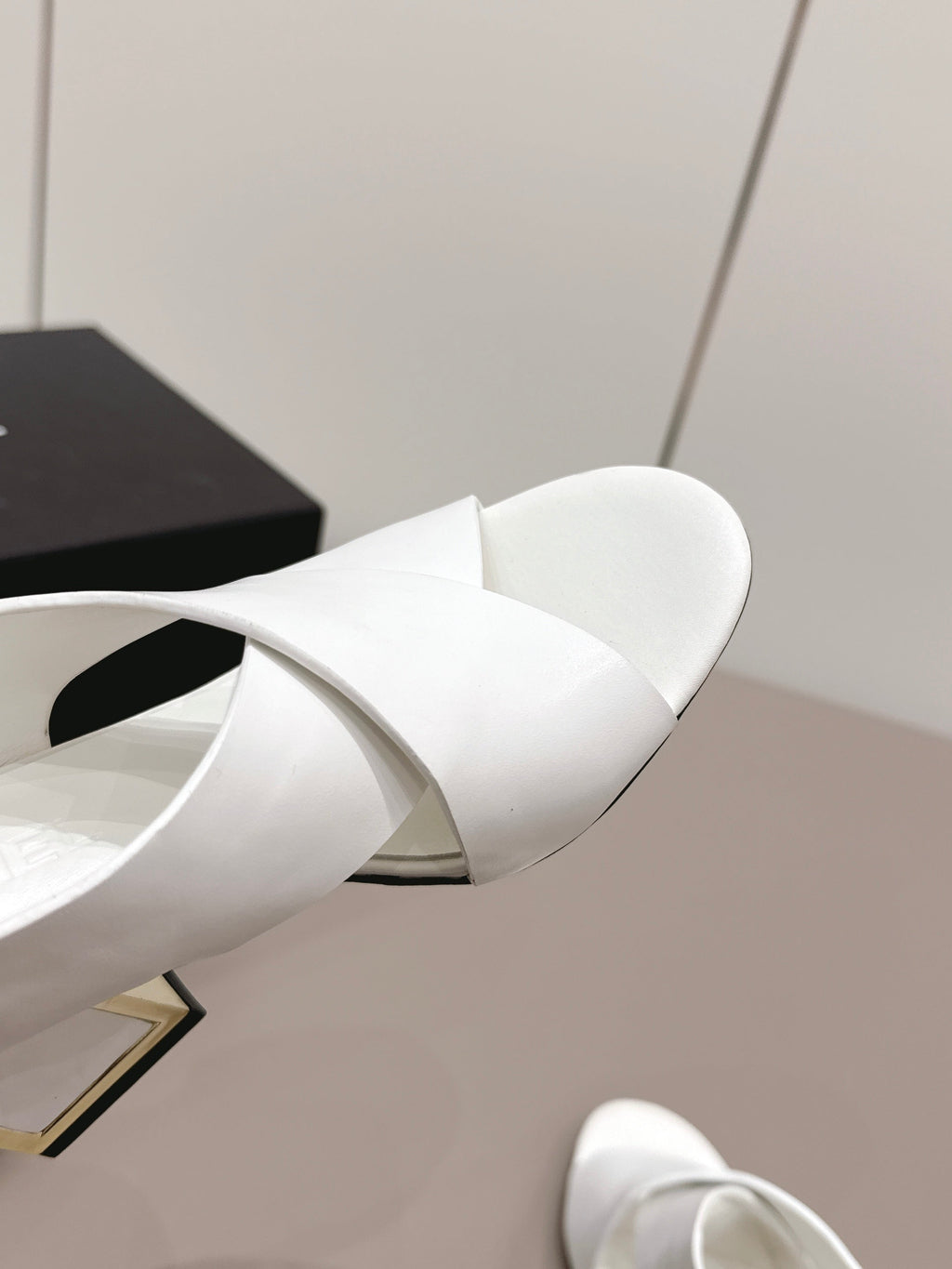 CC 26s Round-Toe Square-Heeled Sandals 7.5cm White Leather