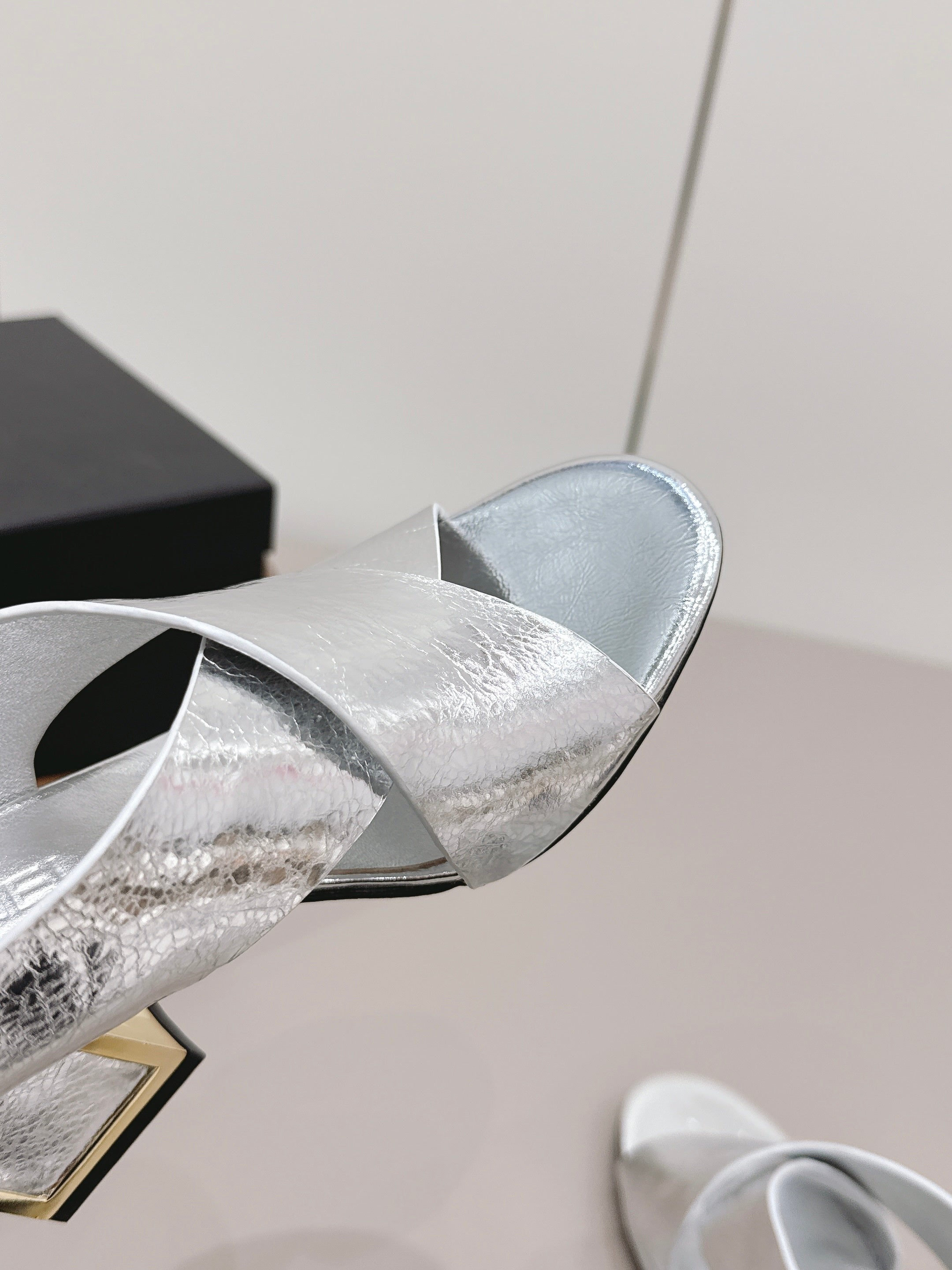 CC 26s Round-Toe Square-Heeled Sandals 7.5cm Sliver Leather