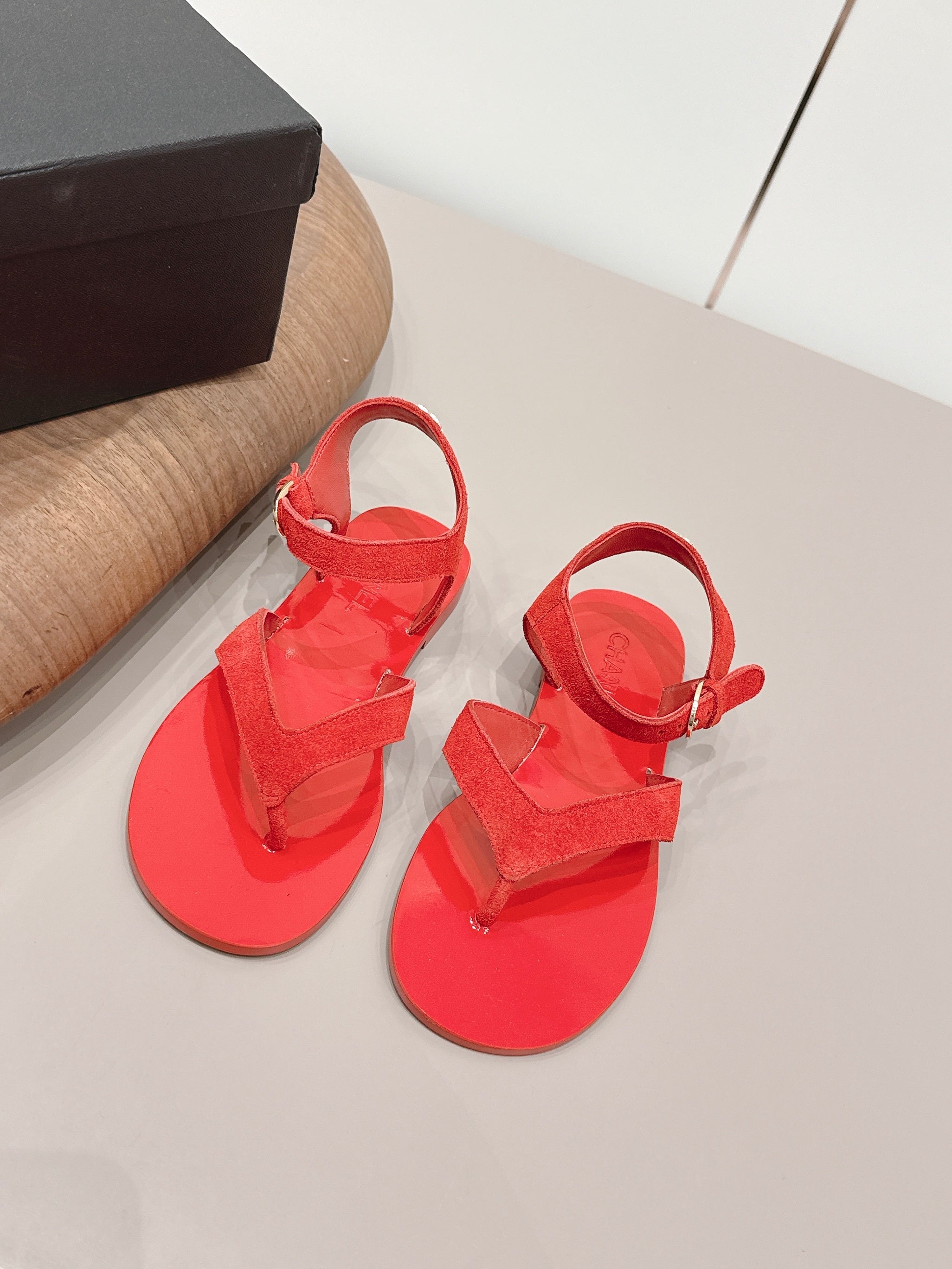 CC 26s Round-Toe Flip-Flops Red Suede 738036