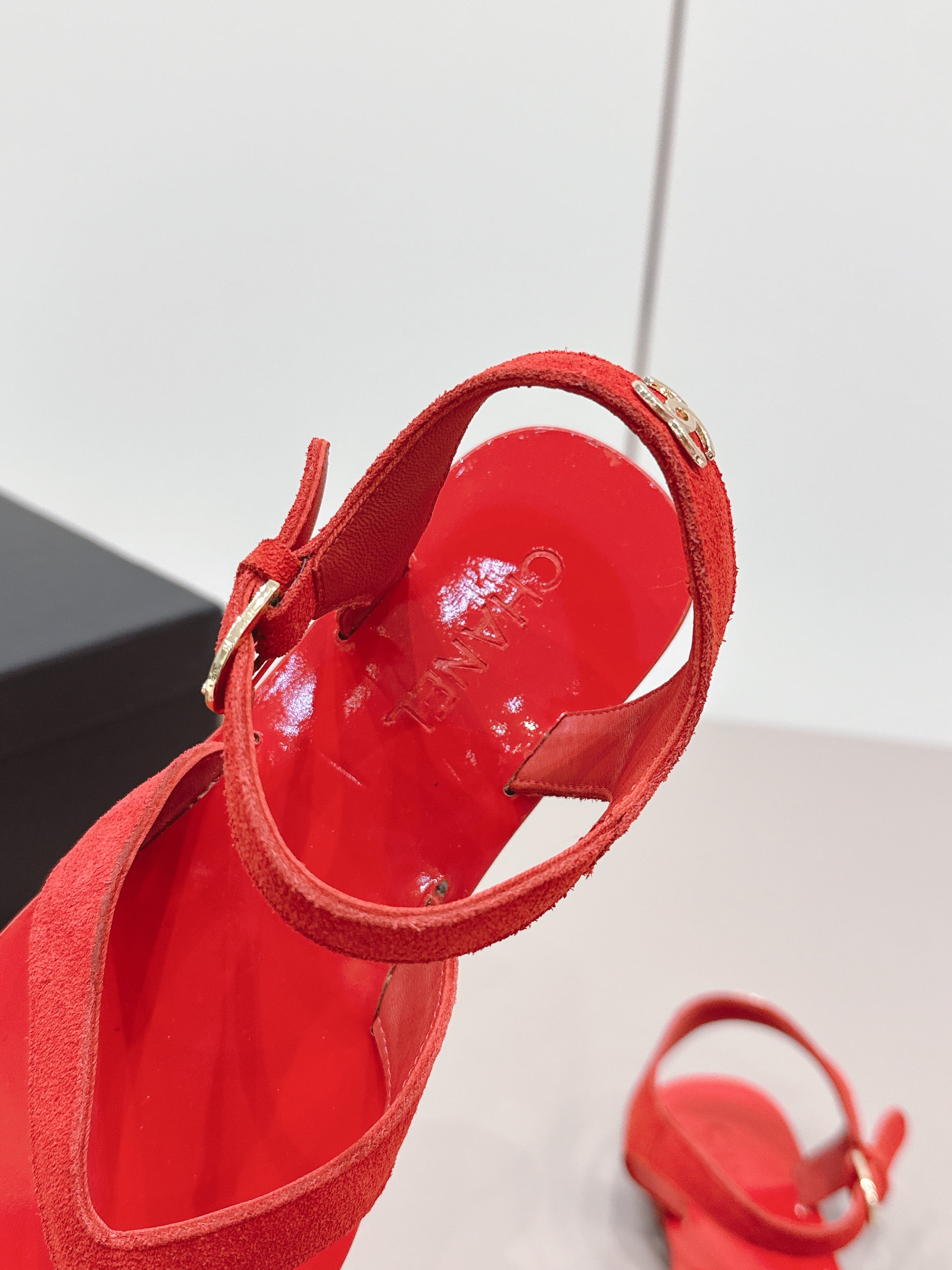 CC 26s Round-Toe Flip-Flops Red Suede 738036