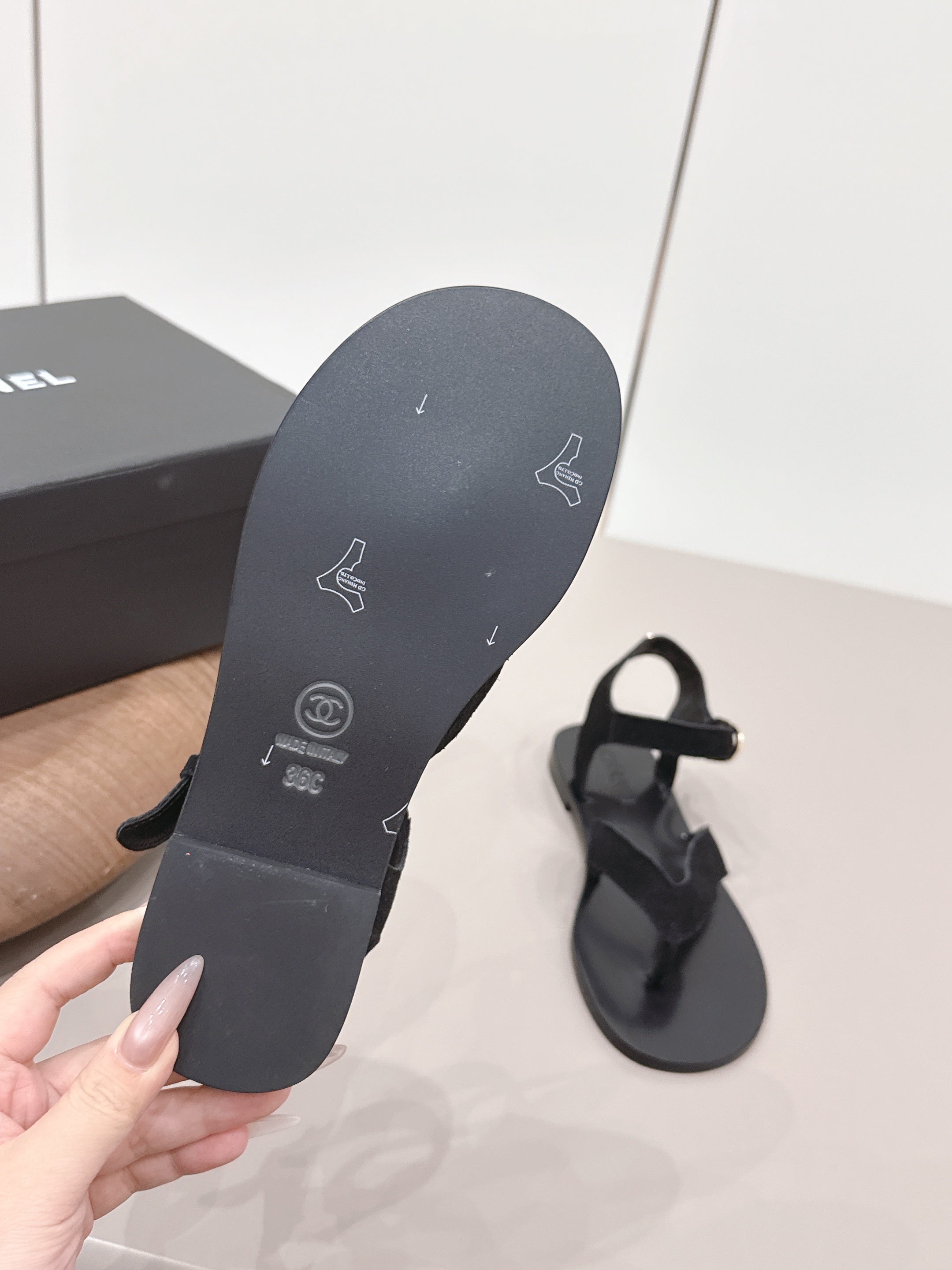 CC 26s Round-Toe Flip-Flops Black Suede 738035