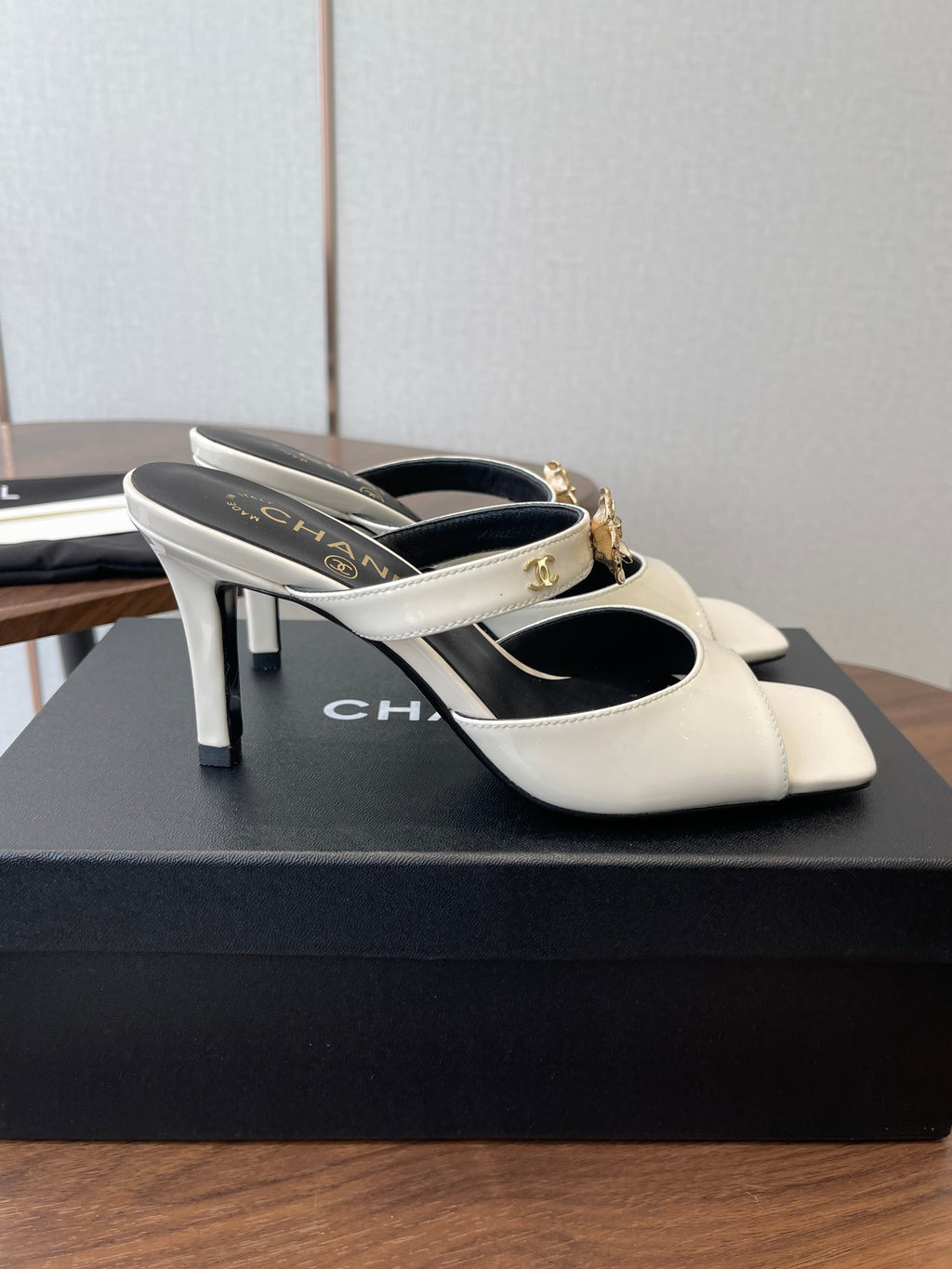 CC 26s Camellia Sandals 8cm White Patent Leather 624224