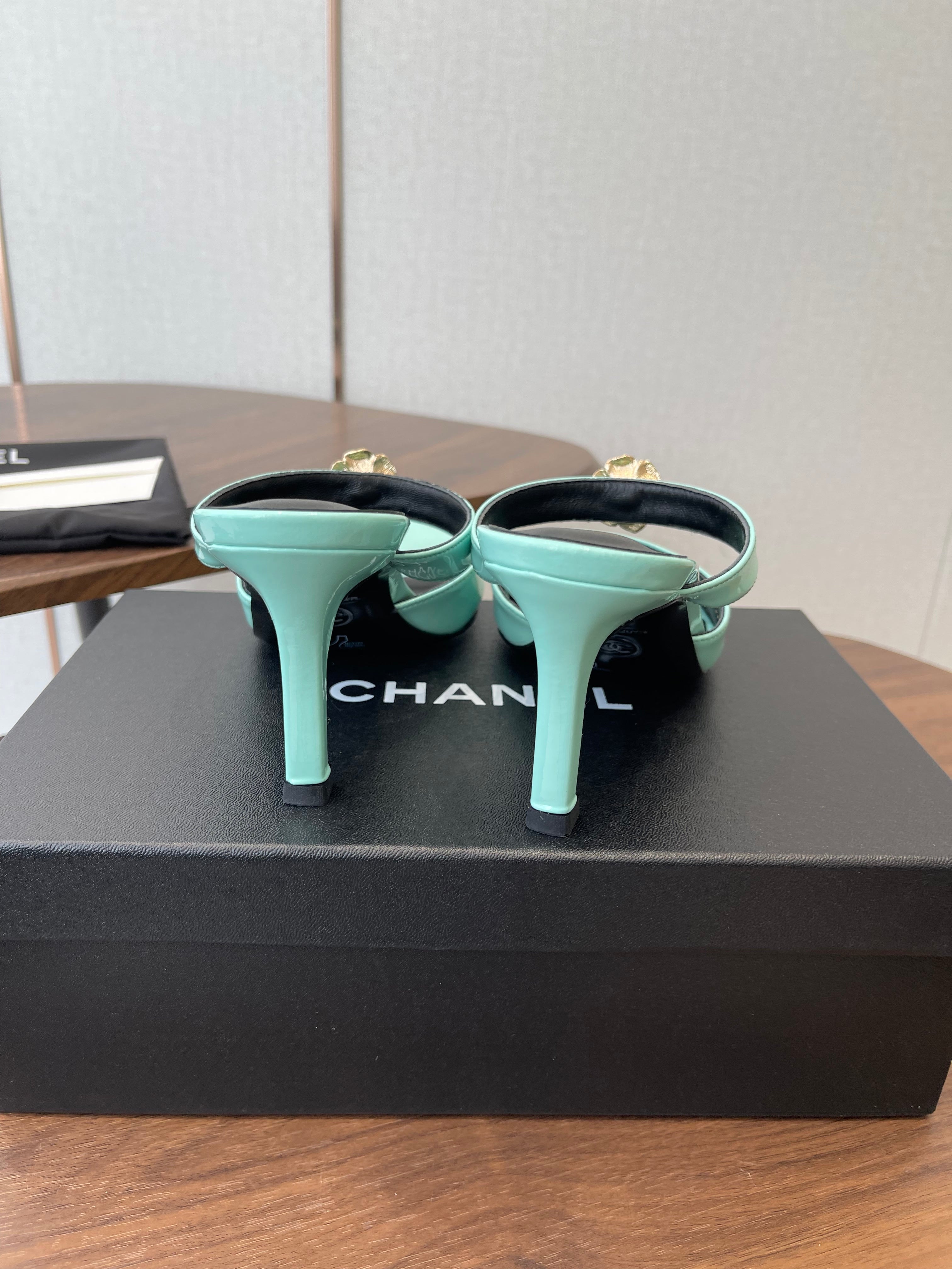 CC 26s Camellia Sandals 8cm Light Blue Patent Leather 624225