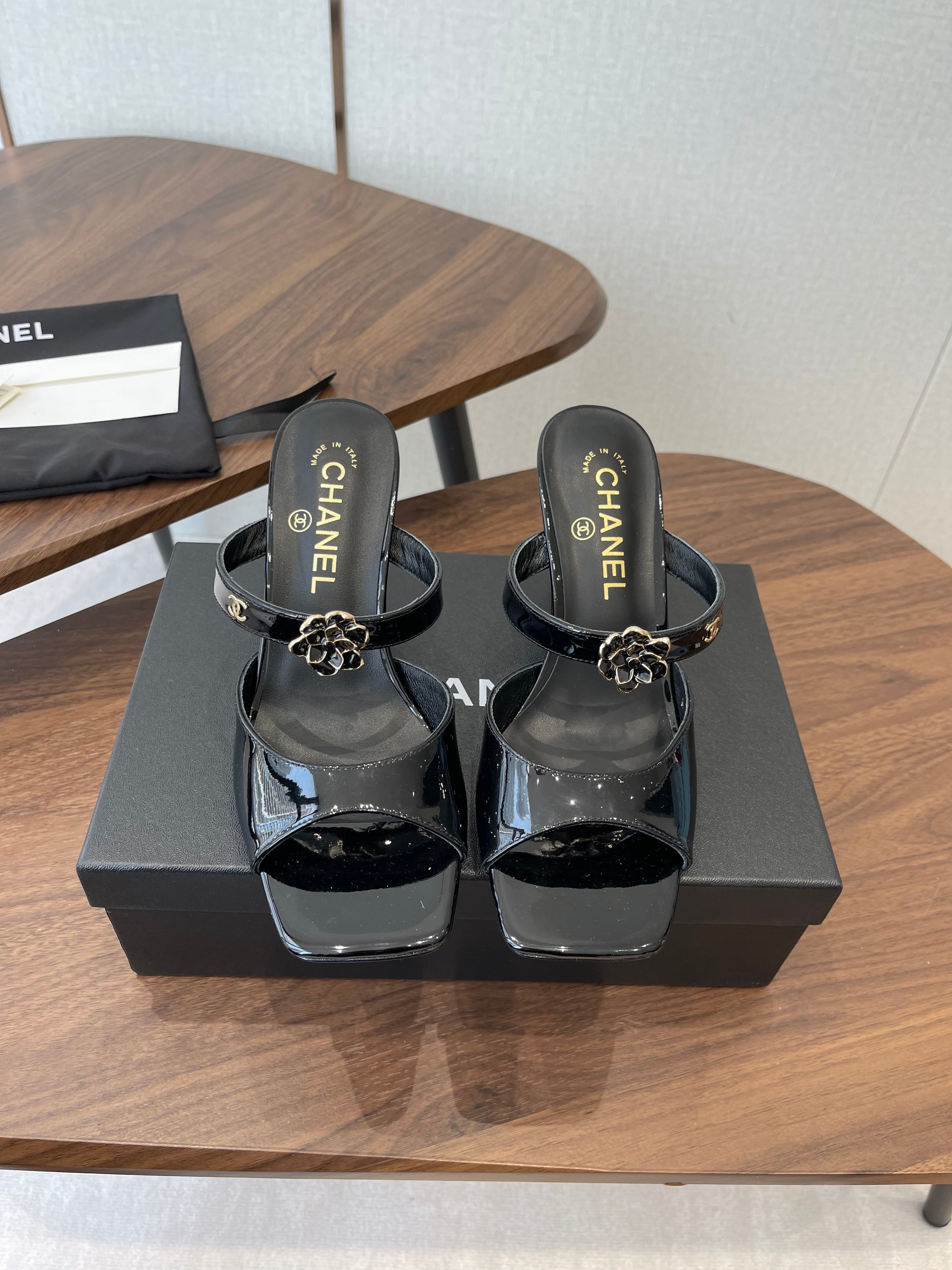 CC 26s Camellia Sandals 8cm Black Patent Leather 624226