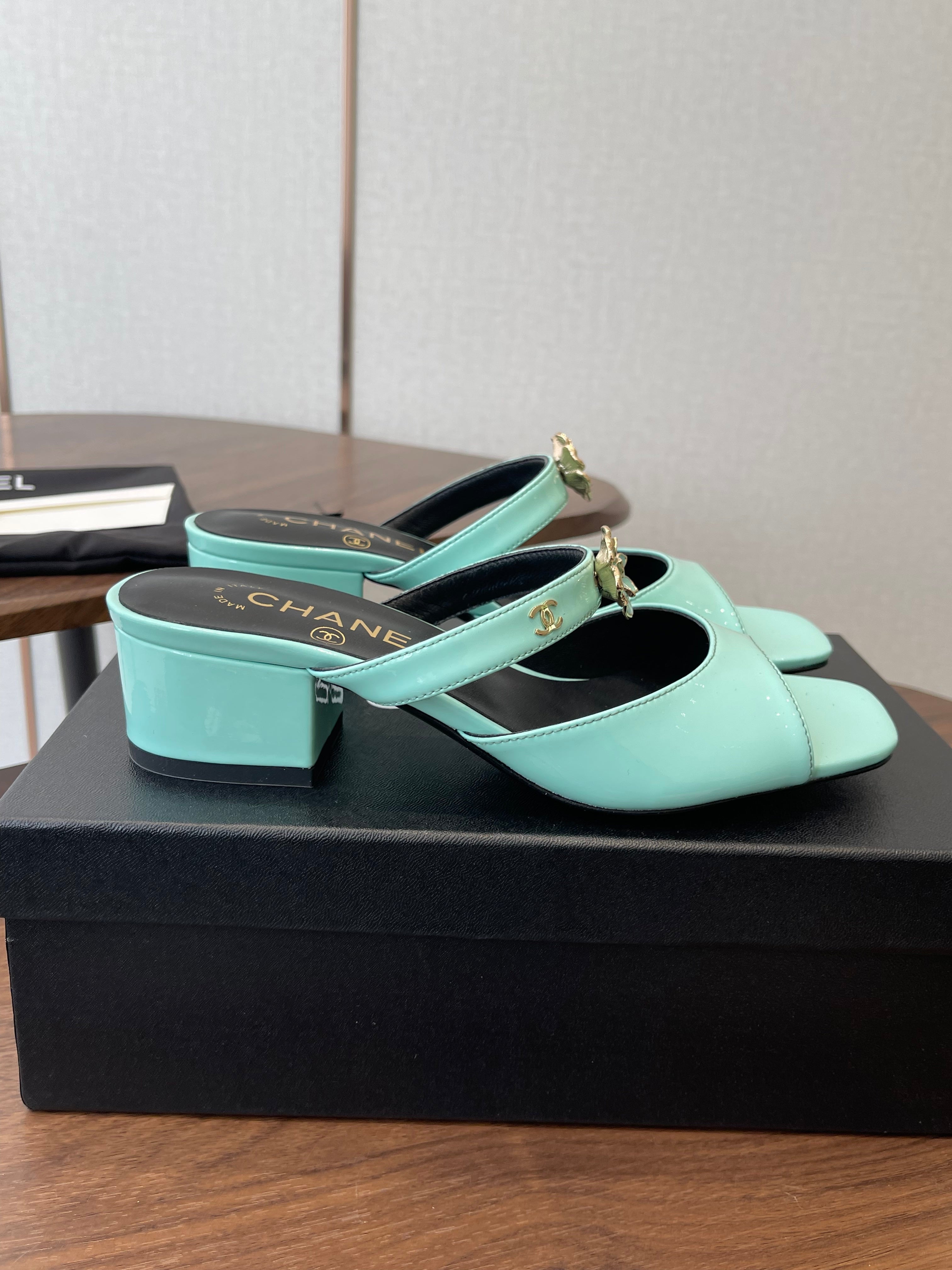CC 26s Camellia Sandals 4.5cm Light Blue Patent Leather 624227