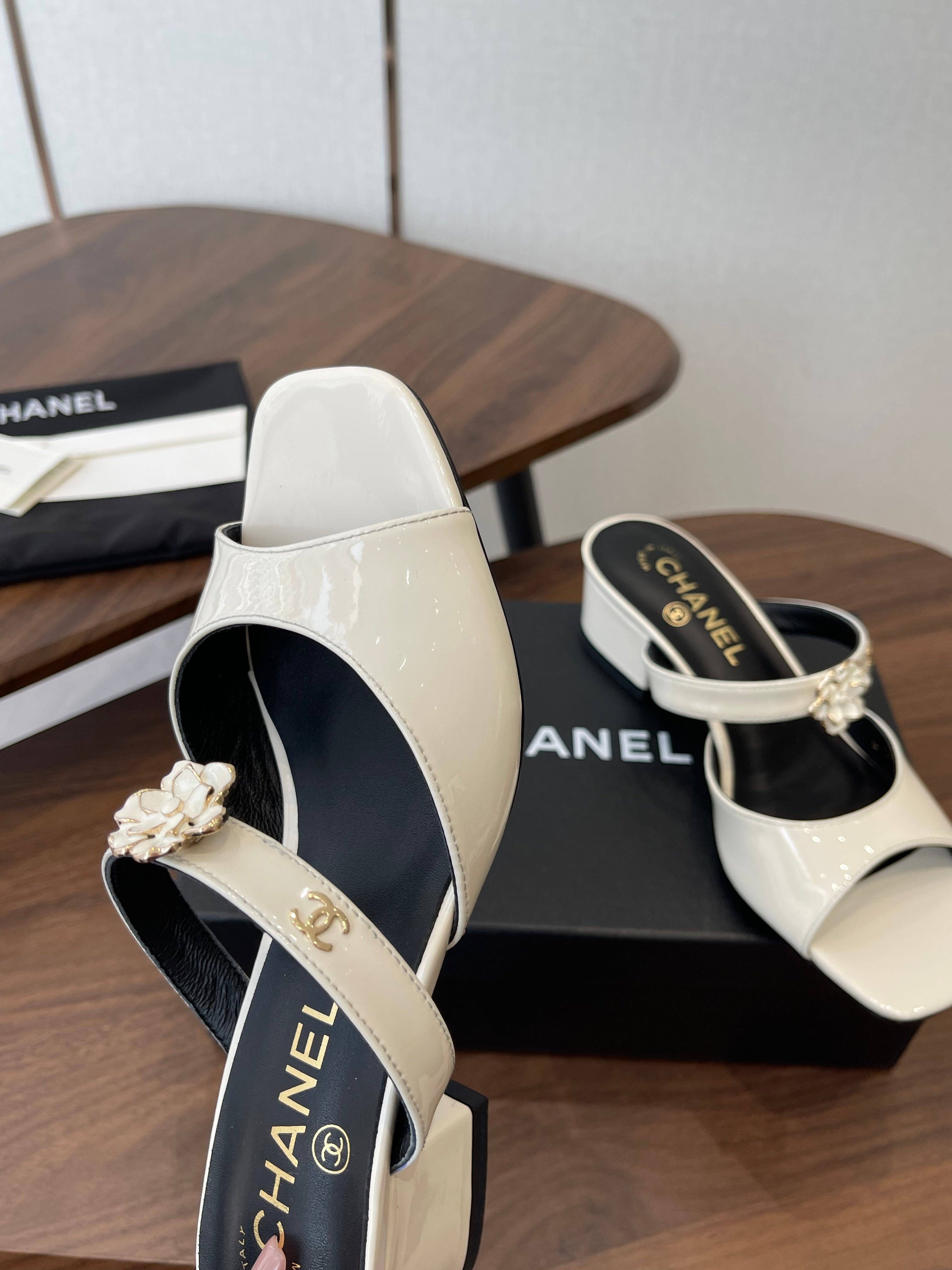 CC 26s Camellia Sandals 4.5cm White Patent Leather 624229