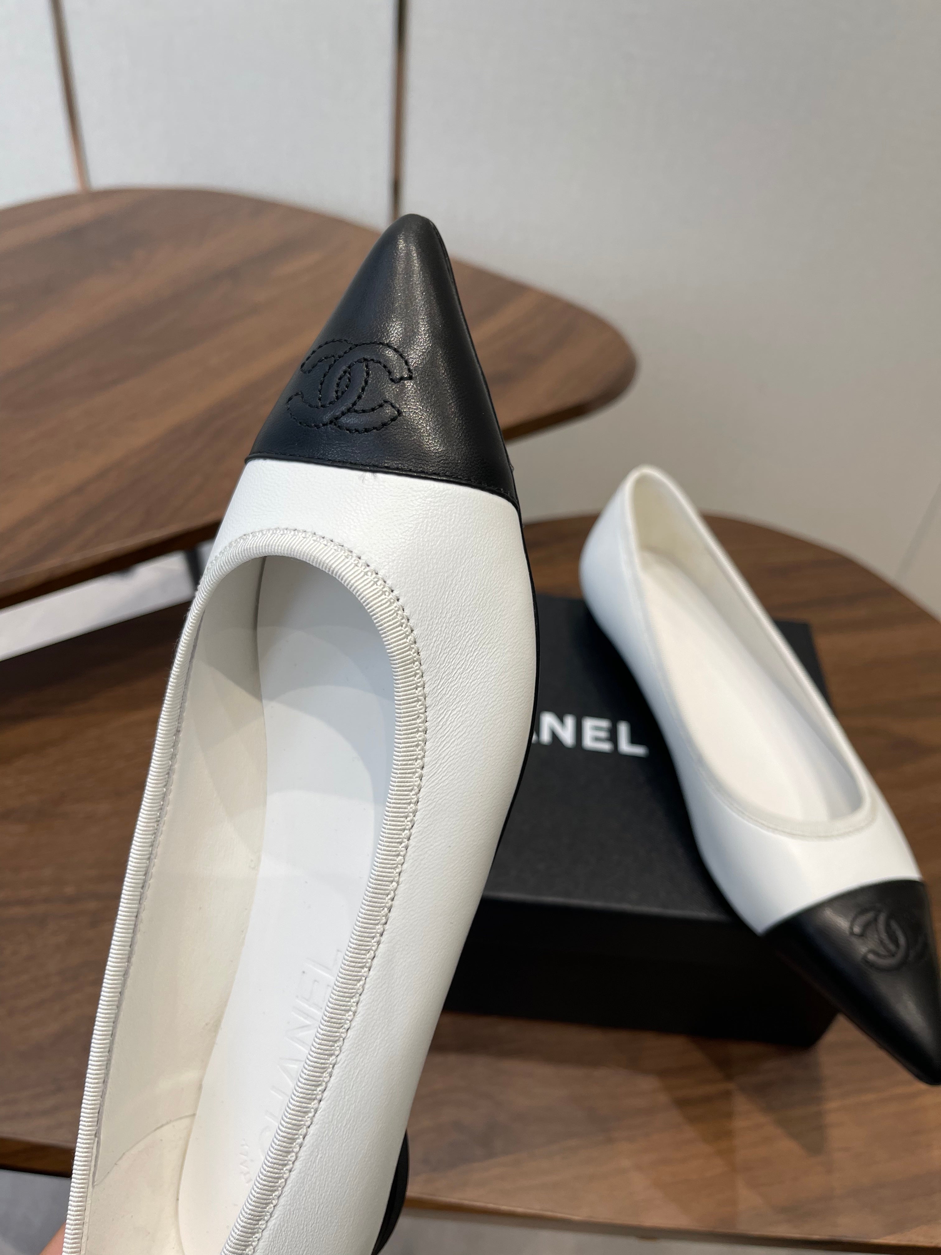 CC 26s Ballet Flats White Black Lambskin 624239