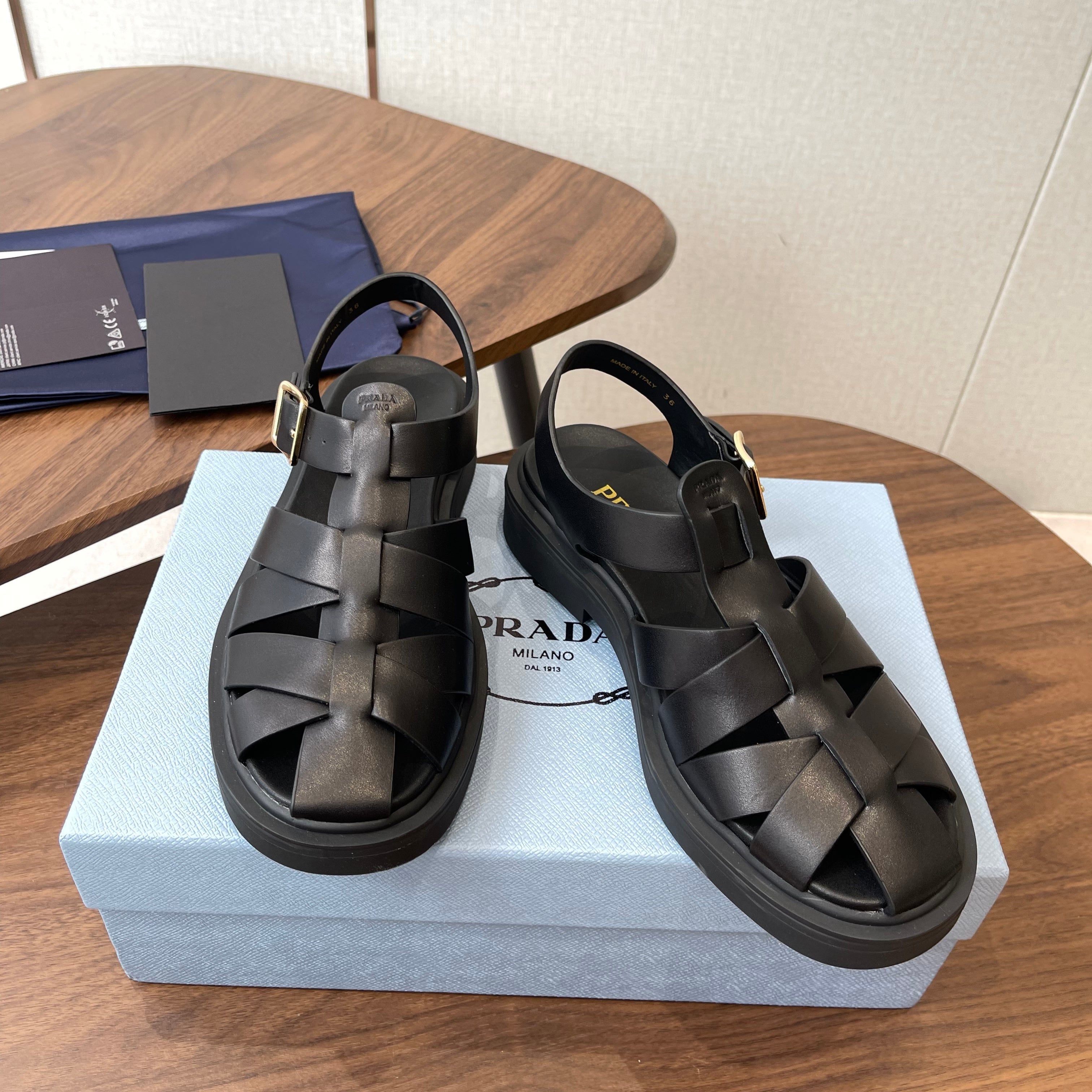 Prada 26s Fisherman's Sandals Black Leather 727674
