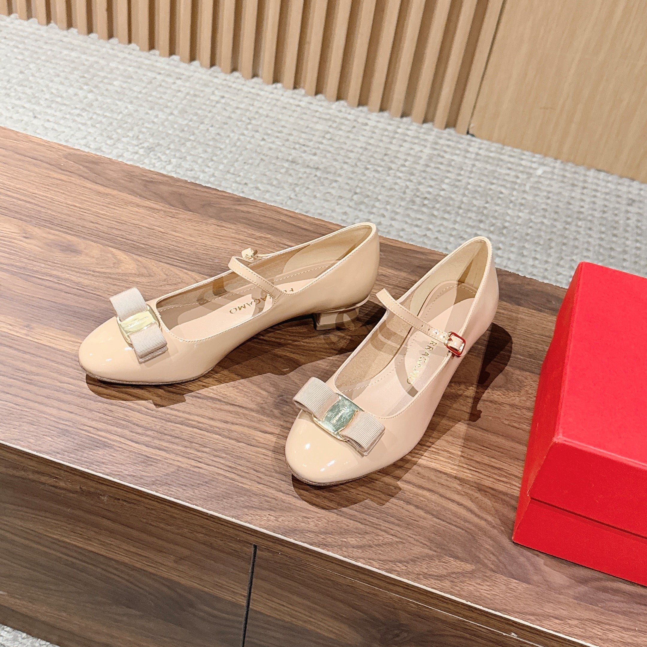 Ferragamo Vara Bow Mary Jane 3cm Beige Patent Leather 693006