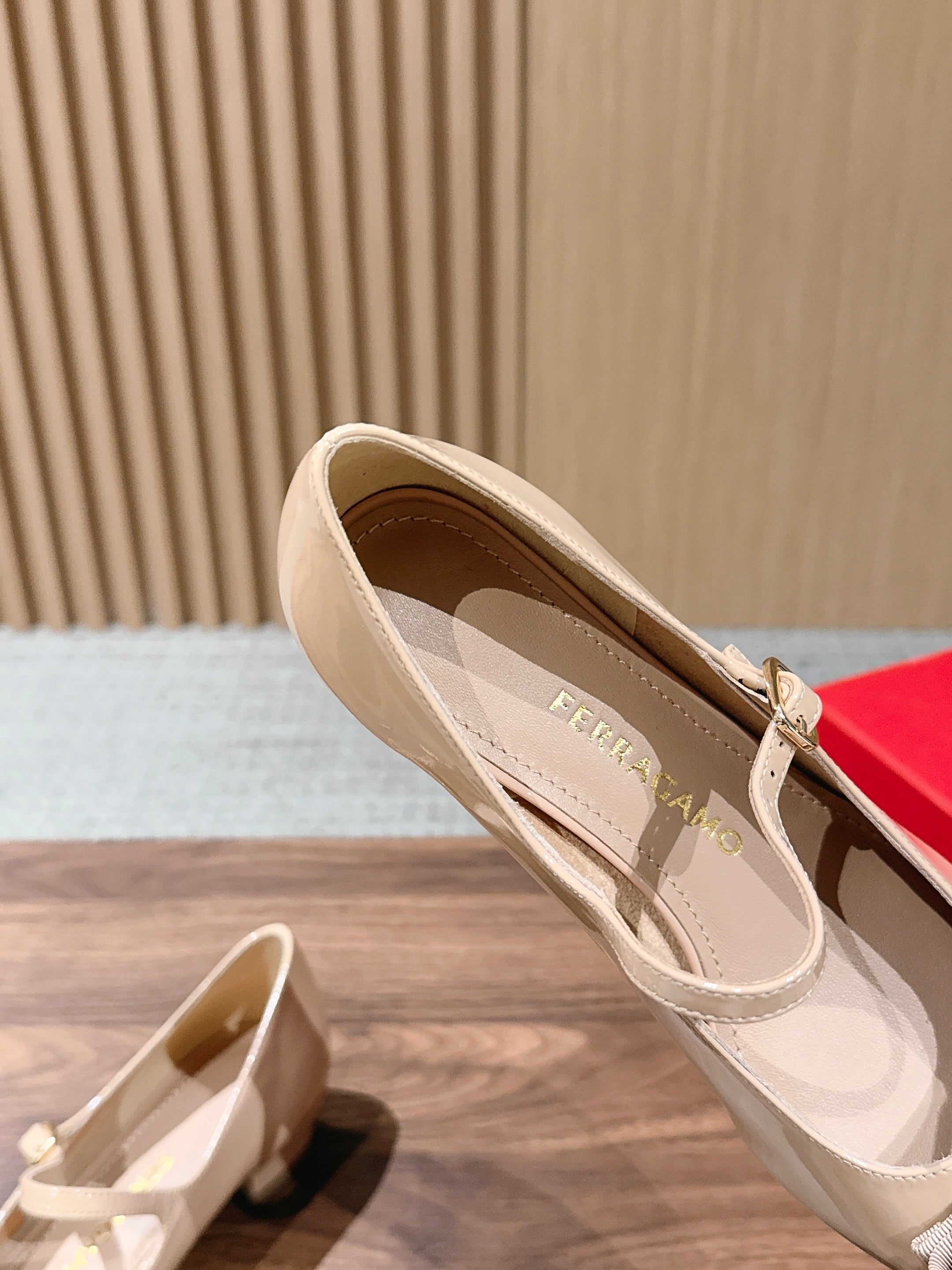 Ferragamo Vara Bow Mary Jane 3cm Beige Patent Leather 693006