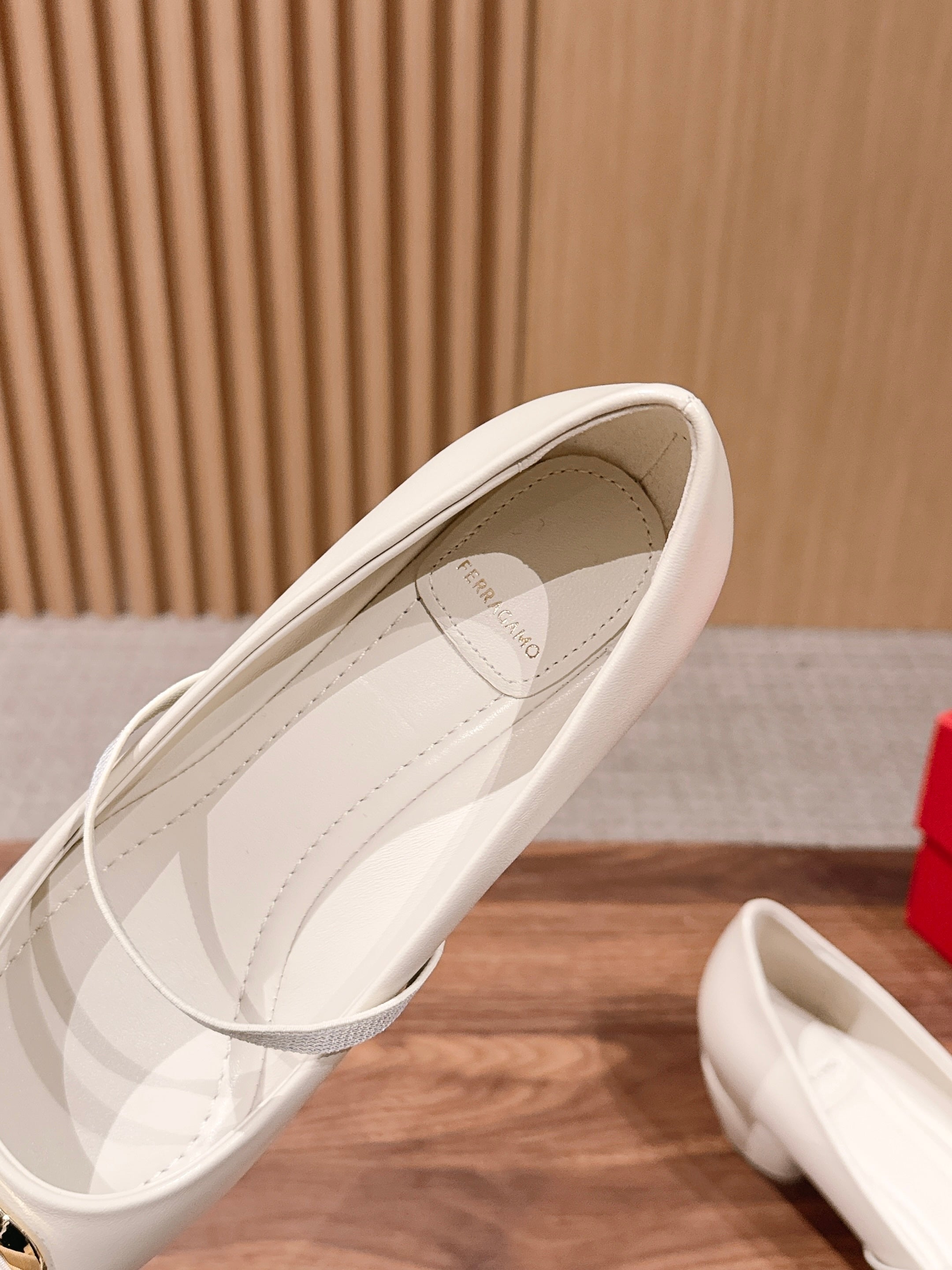 Ferragamo Vara Bow Mary Jane 3cm White Glossy Leather 693002