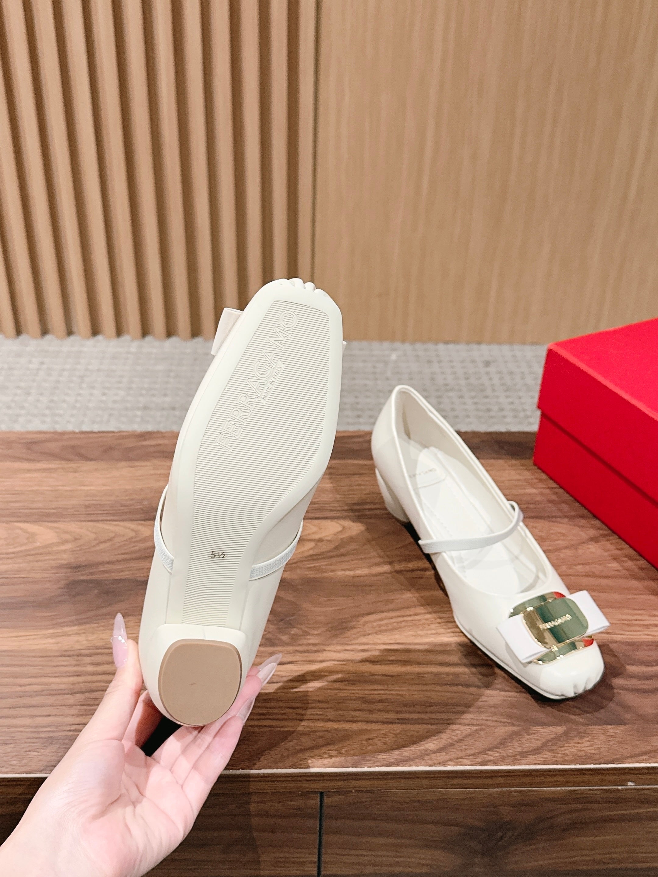 Ferragamo Vara Bow Mary Jane 3cm White Glossy Leather 693002
