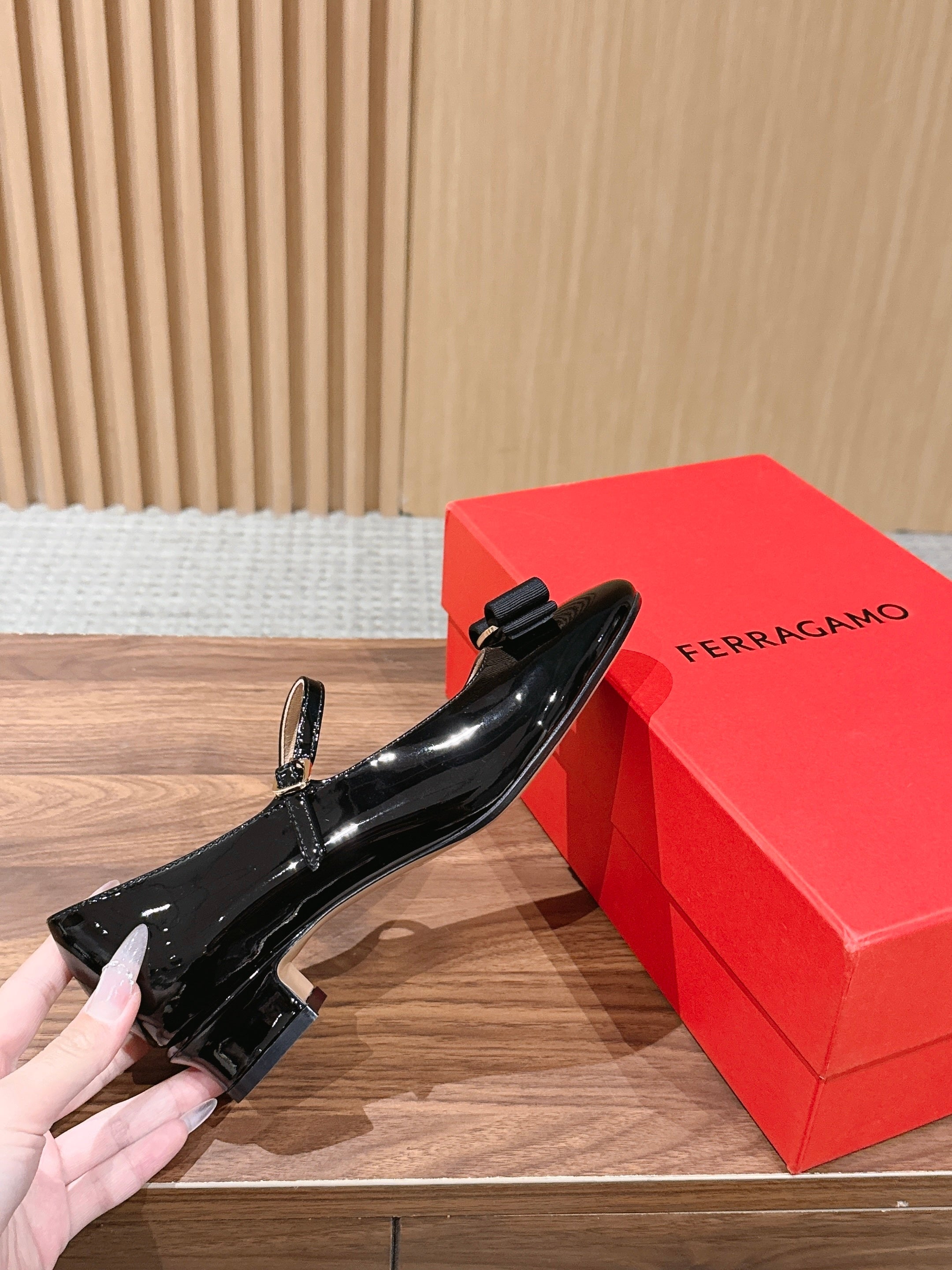 Ferragamo Vara Bow Mary Jane 3cm Black Patent Leather 693008