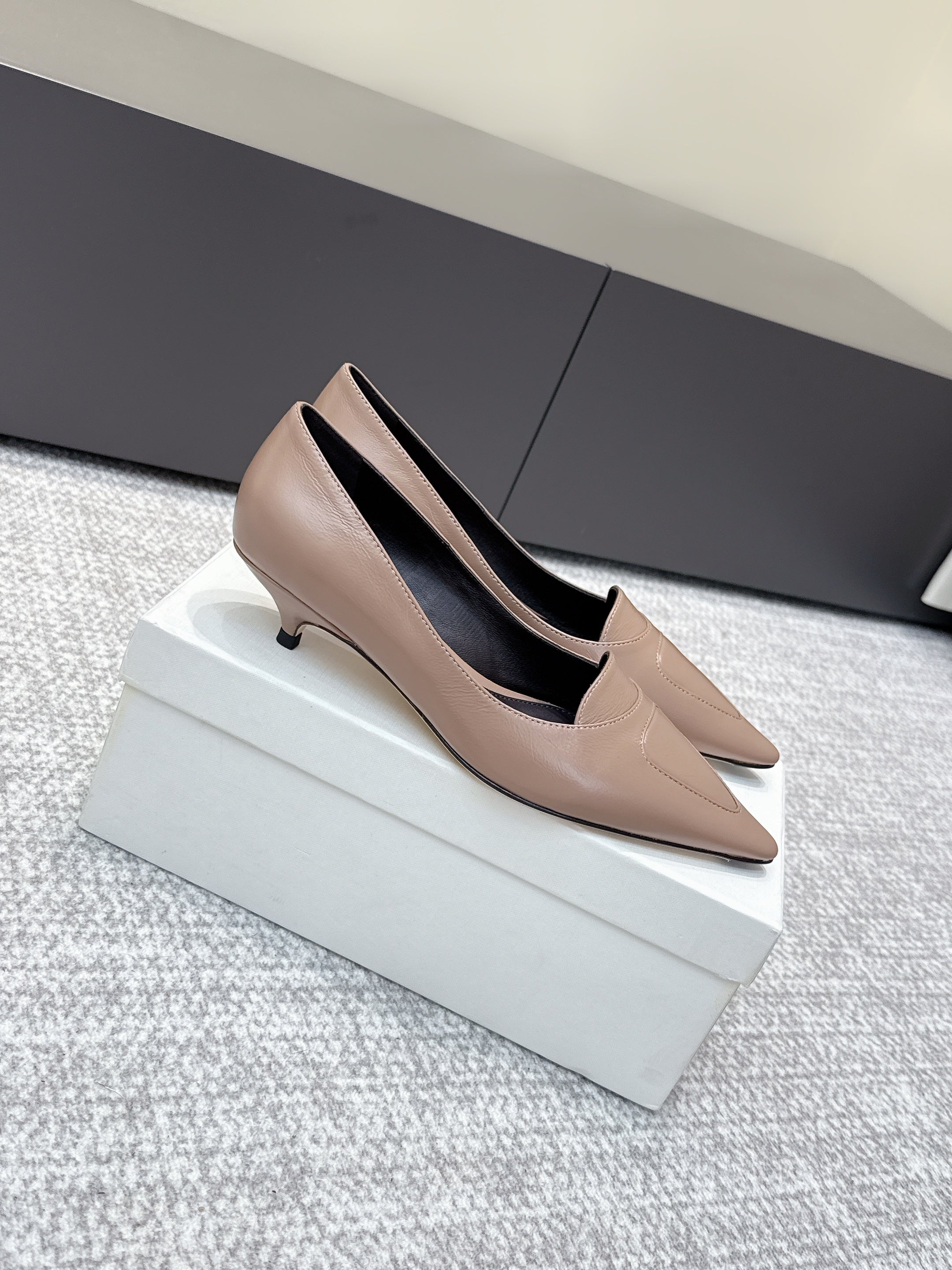 The Row Viv Kitten Pumps 3.5cm Light Brown Sheepskin 451300