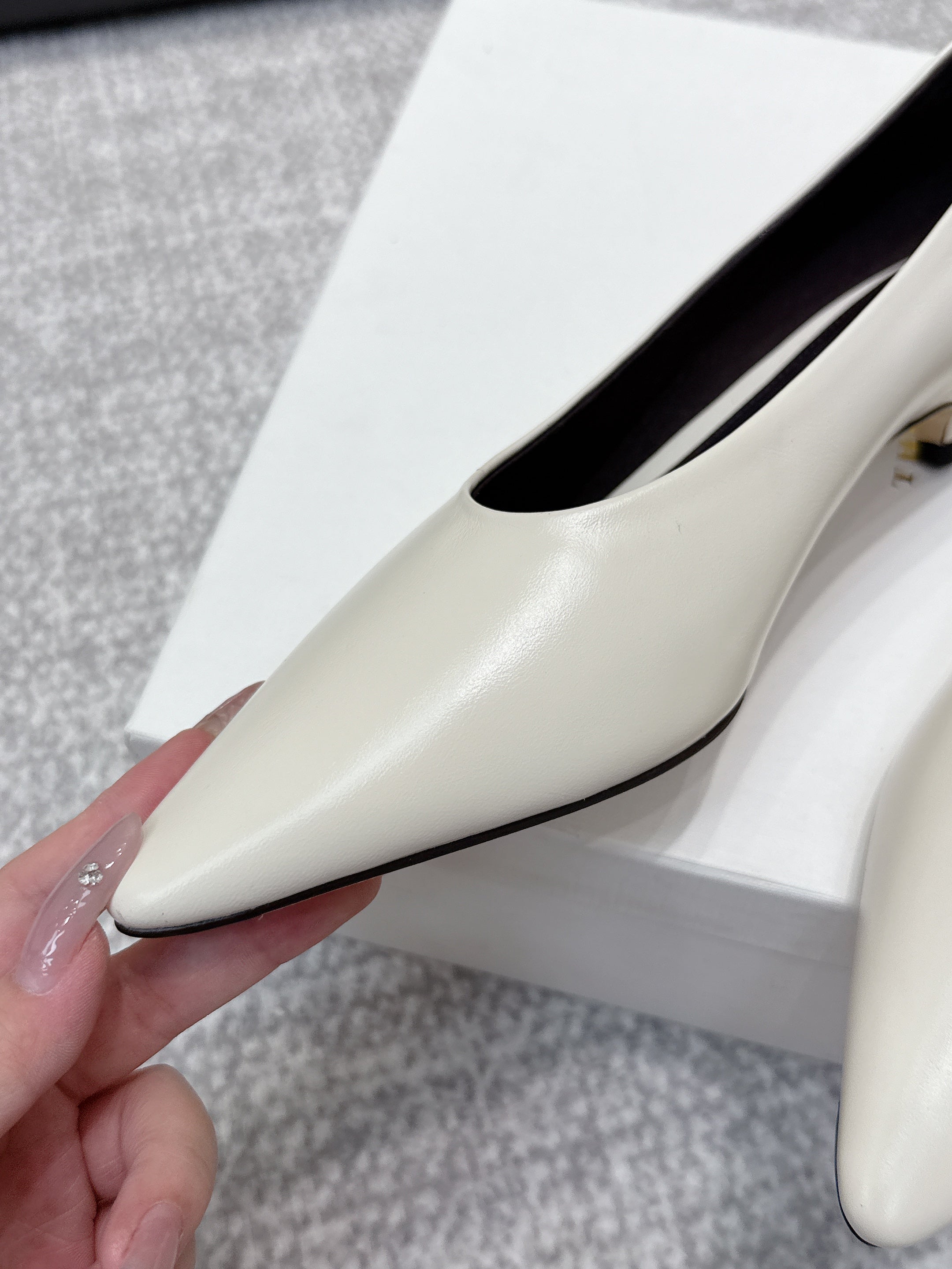 The Row 25ss TR Kitten heel Pointed Toe Shoes 35mm White Sheepskin451303