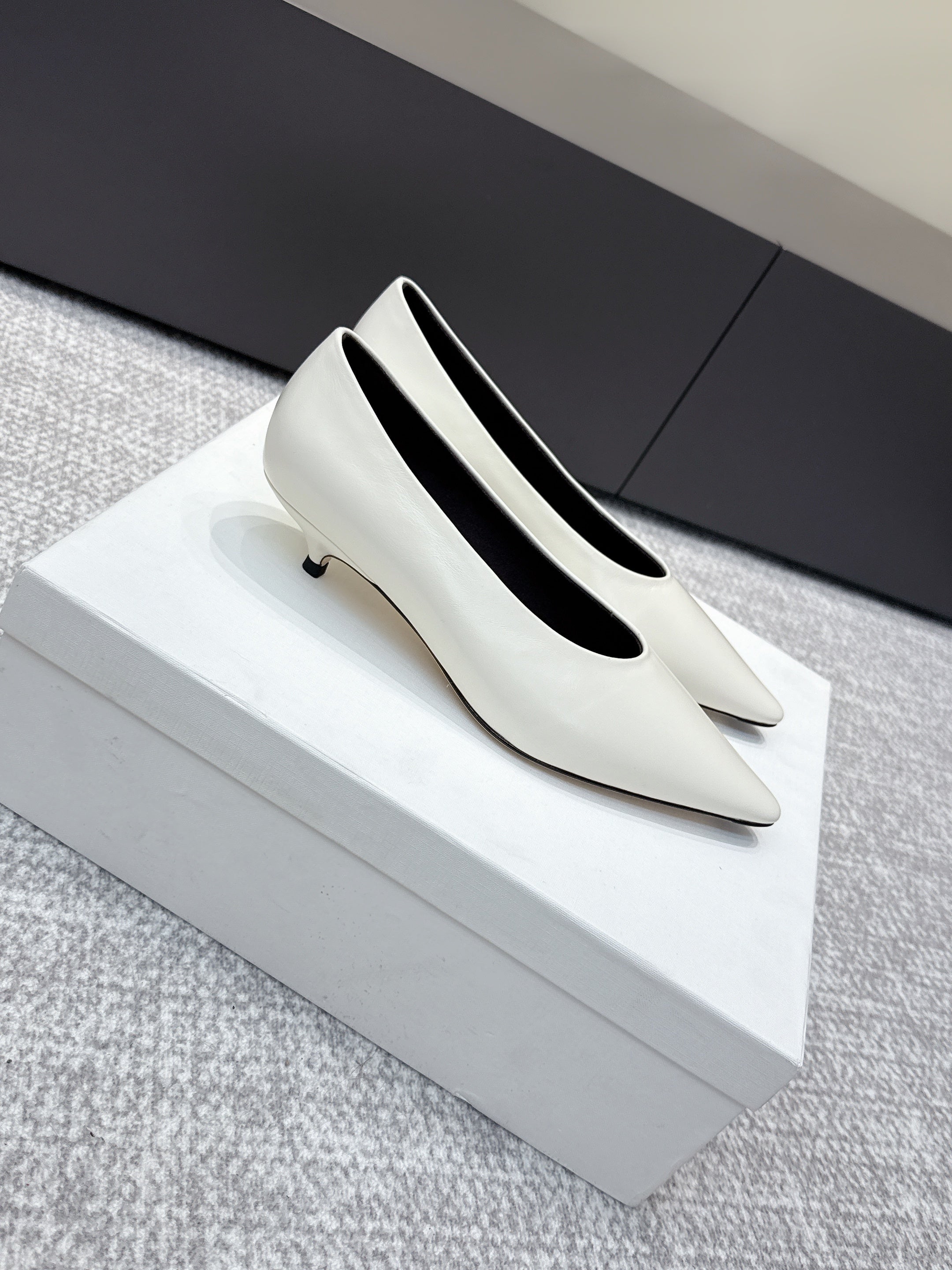 The Row 25ss TR Kitten heel Pointed Toe Shoes 35mm White Sheepskin451303