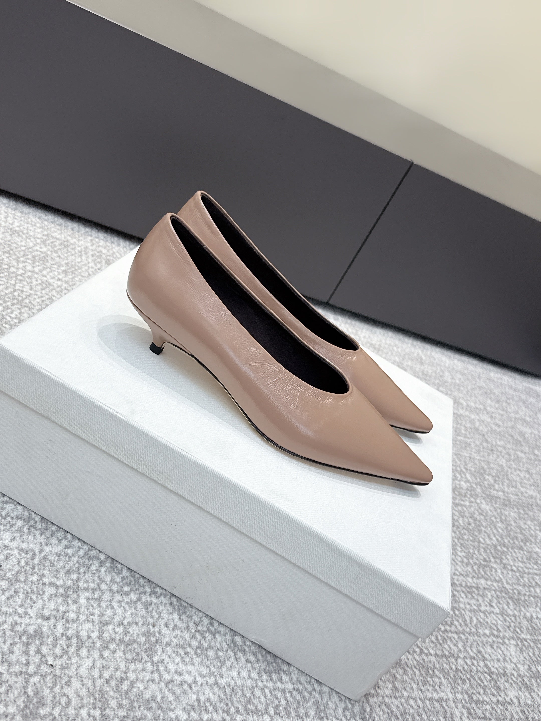 The Row 25ss TR Kitten heel Pointed Toe Shoes 35mm Taupe Blush Sheepskin 451305