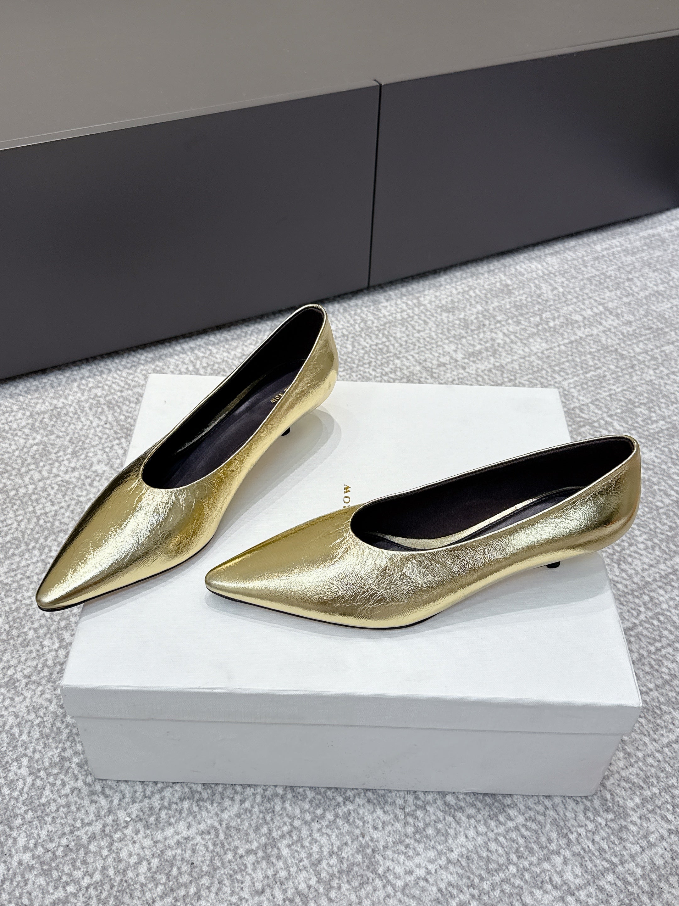 The Row 25ss TR Kitten heel Pointed Toe Shoes 35mm Gold Metallic Sheepskin 451306