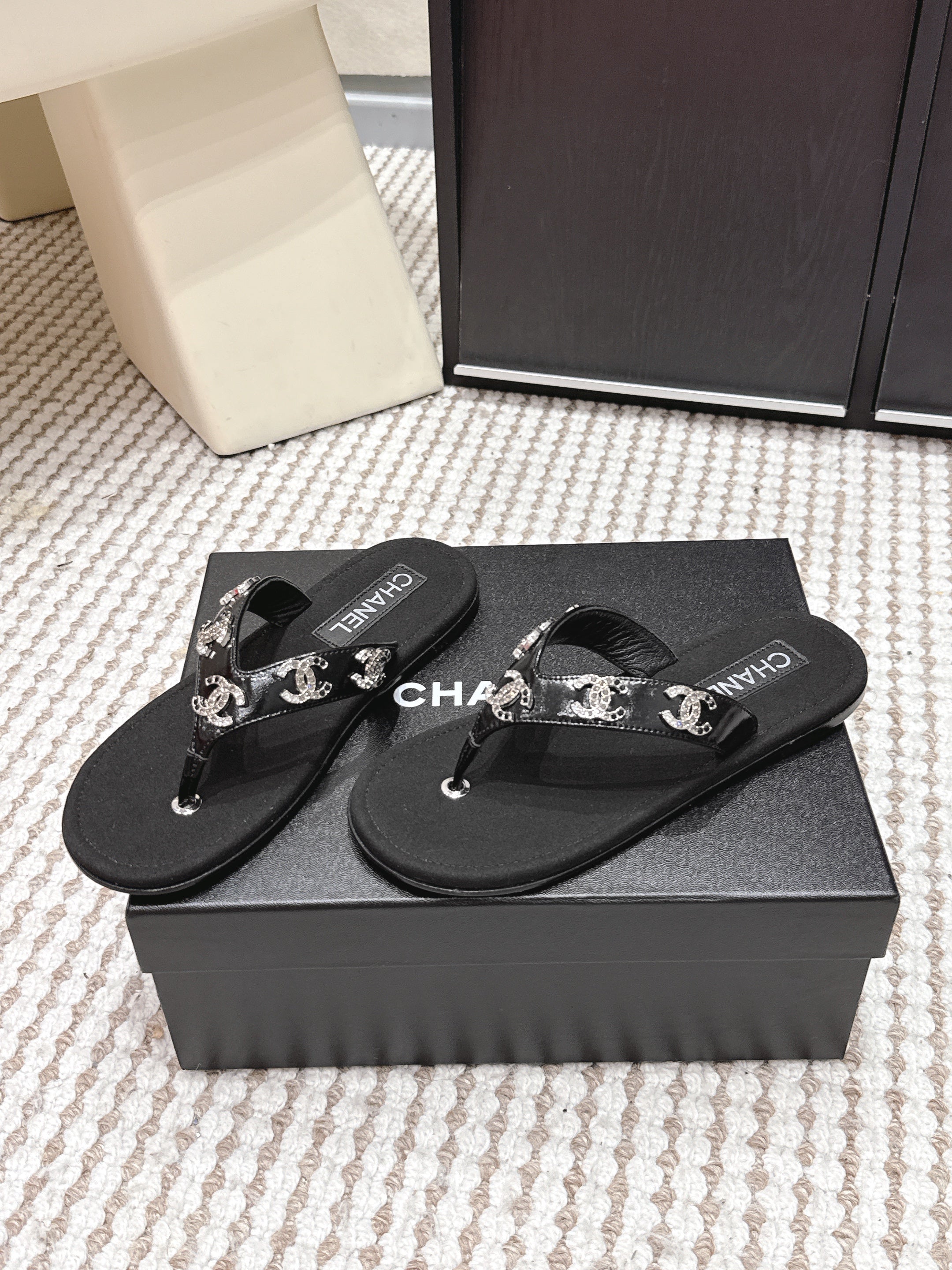 CC 26s Flip-Flop Black Sheepskin 632357