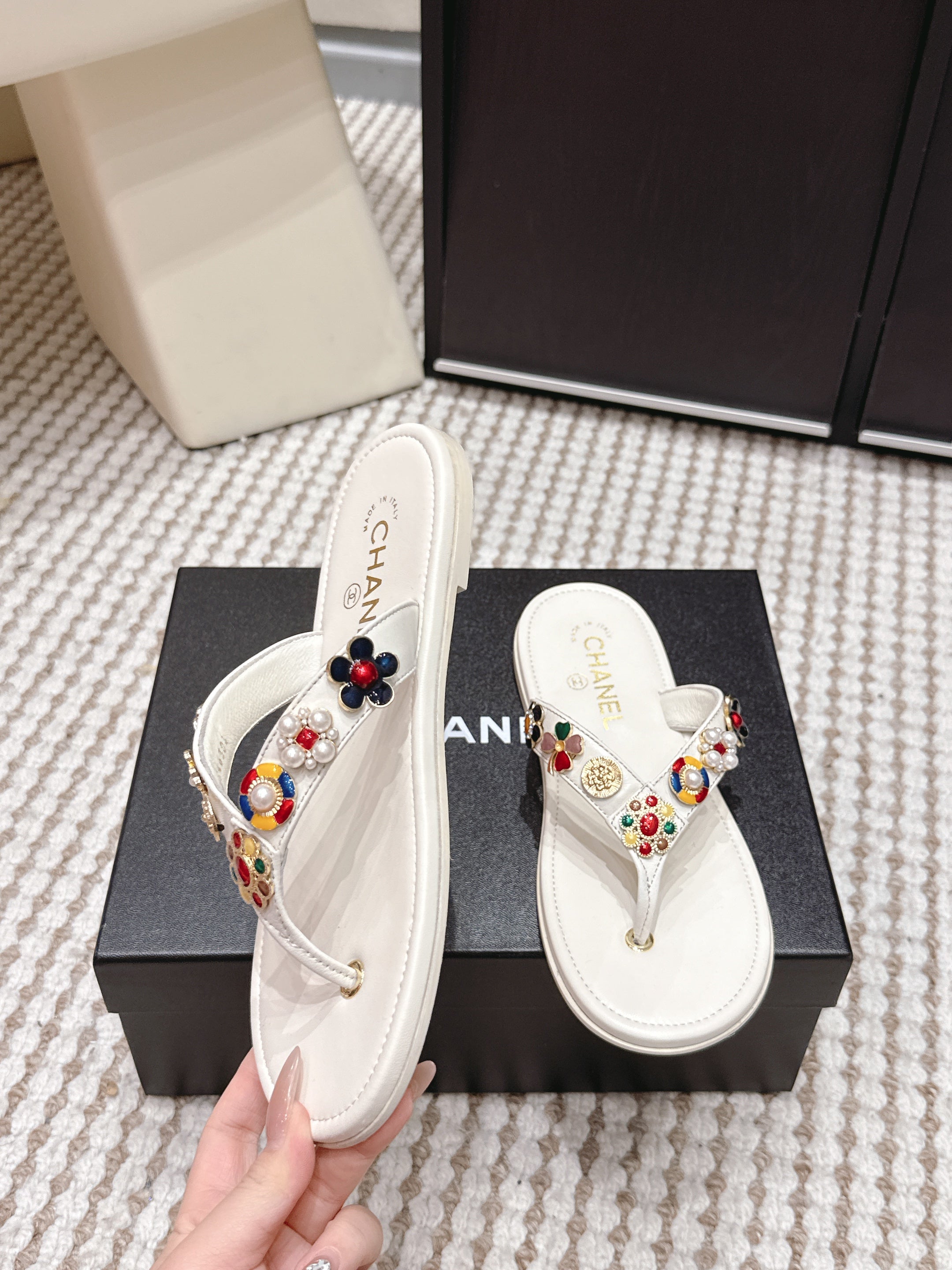 CC 26s Flip-Flop White Sheepskin 632363