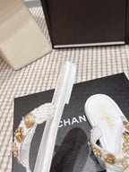 CC 26s Flip-Flops Witch Charm White Tweed Sheepskin 632368