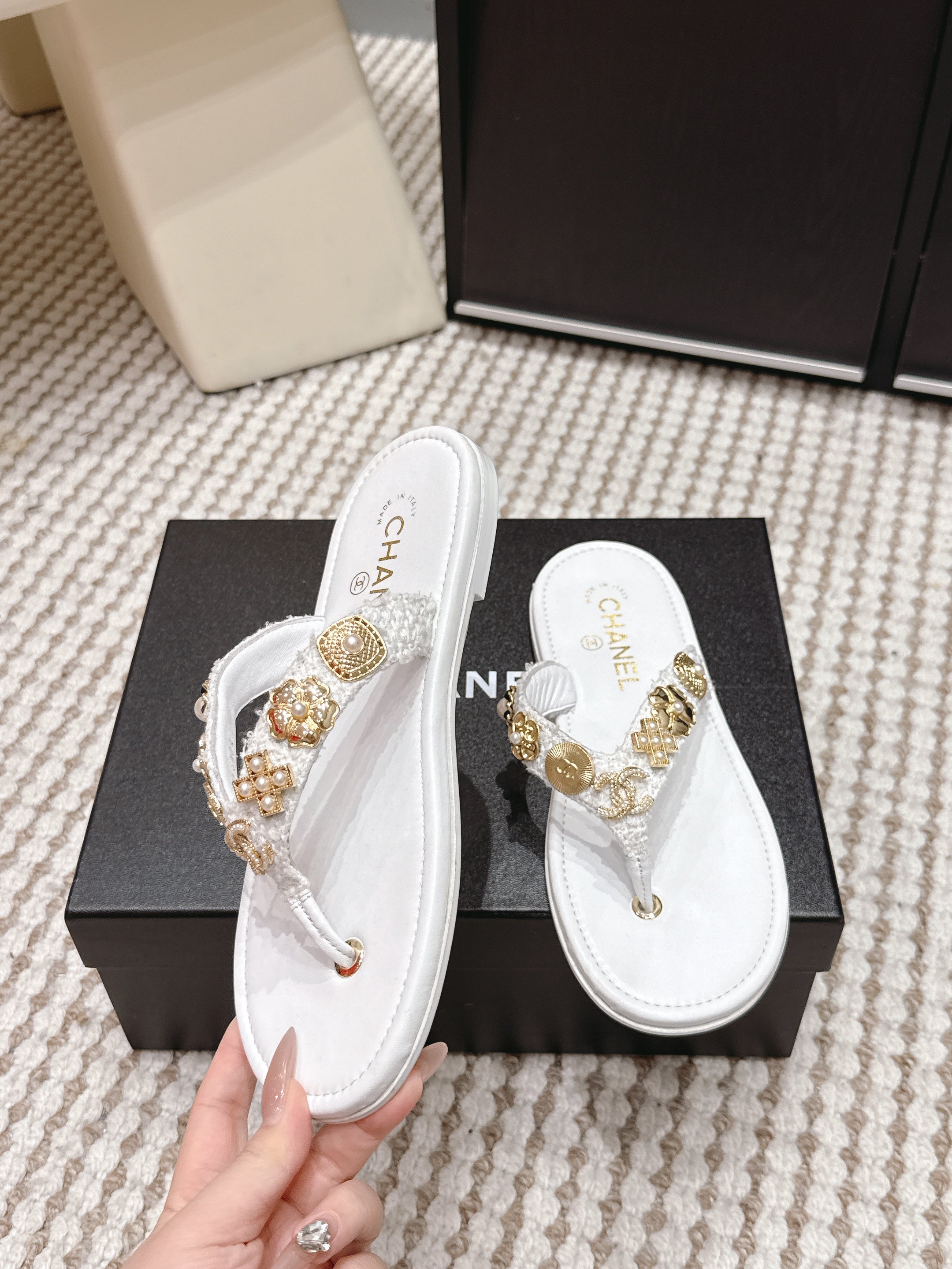 CC 26s Flip-Flops Witch Charm White Tweed Sheepskin 632368