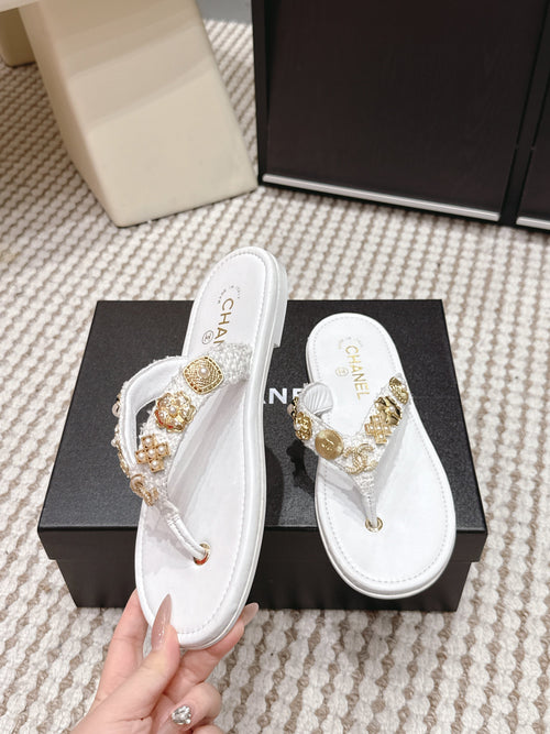 CC 26s Flip-Flops Witch Charm White Tweed Sheepskin 632368