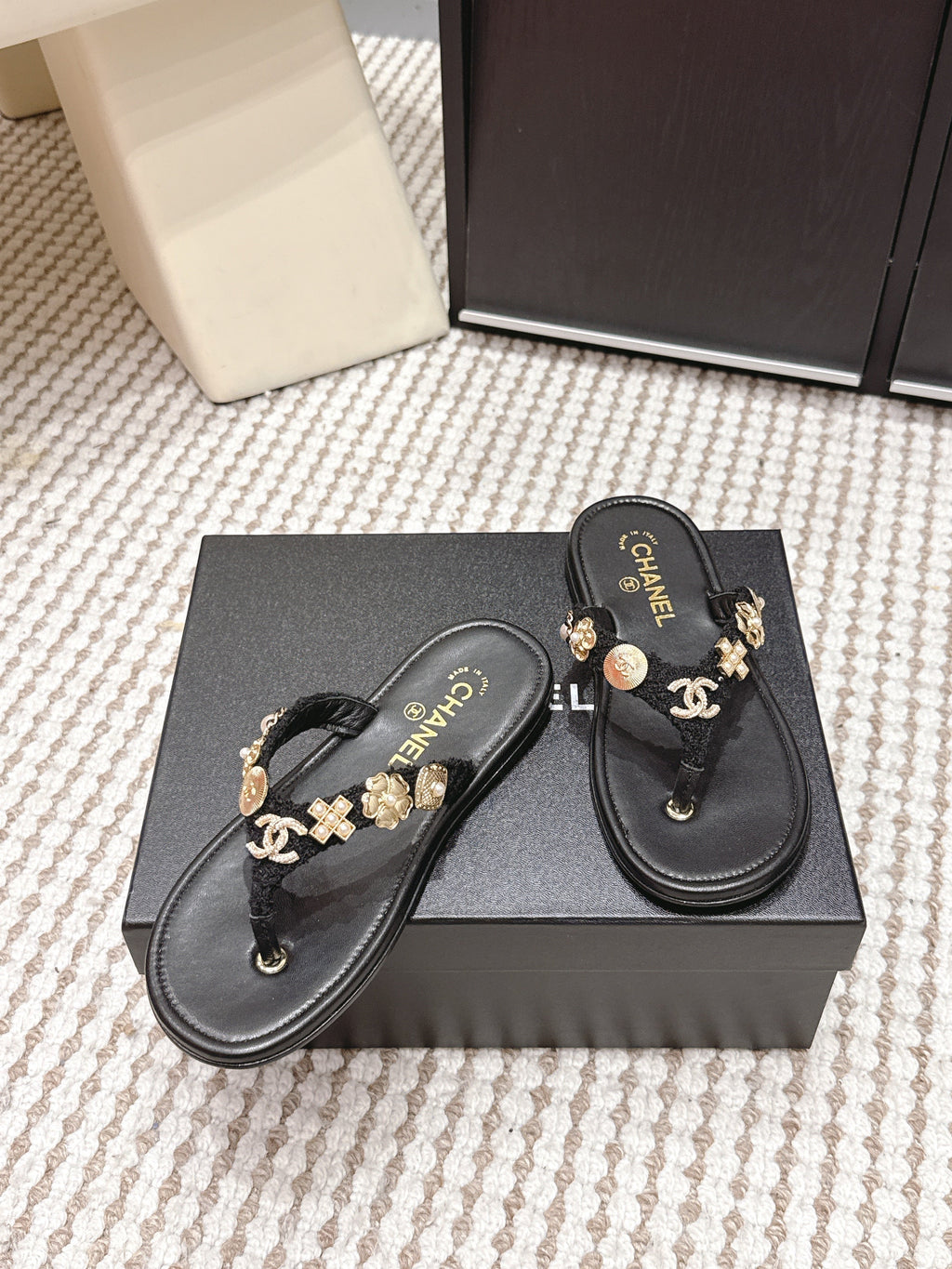CC 26s Flip-Flops Witch Charm Black Tweed Sheepskin 632369