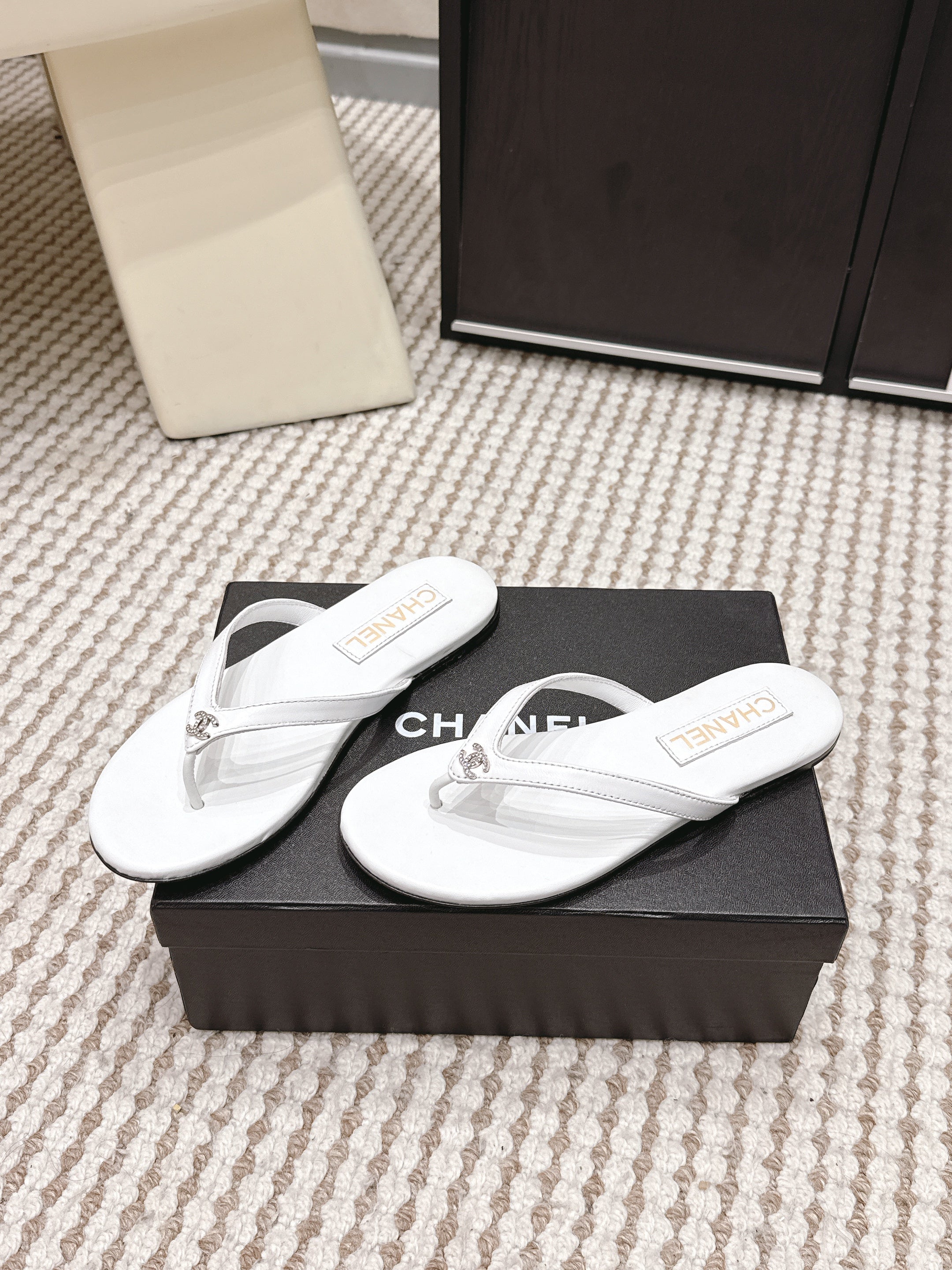 CC 26ss Flip-Flops White Sheepskin 653597