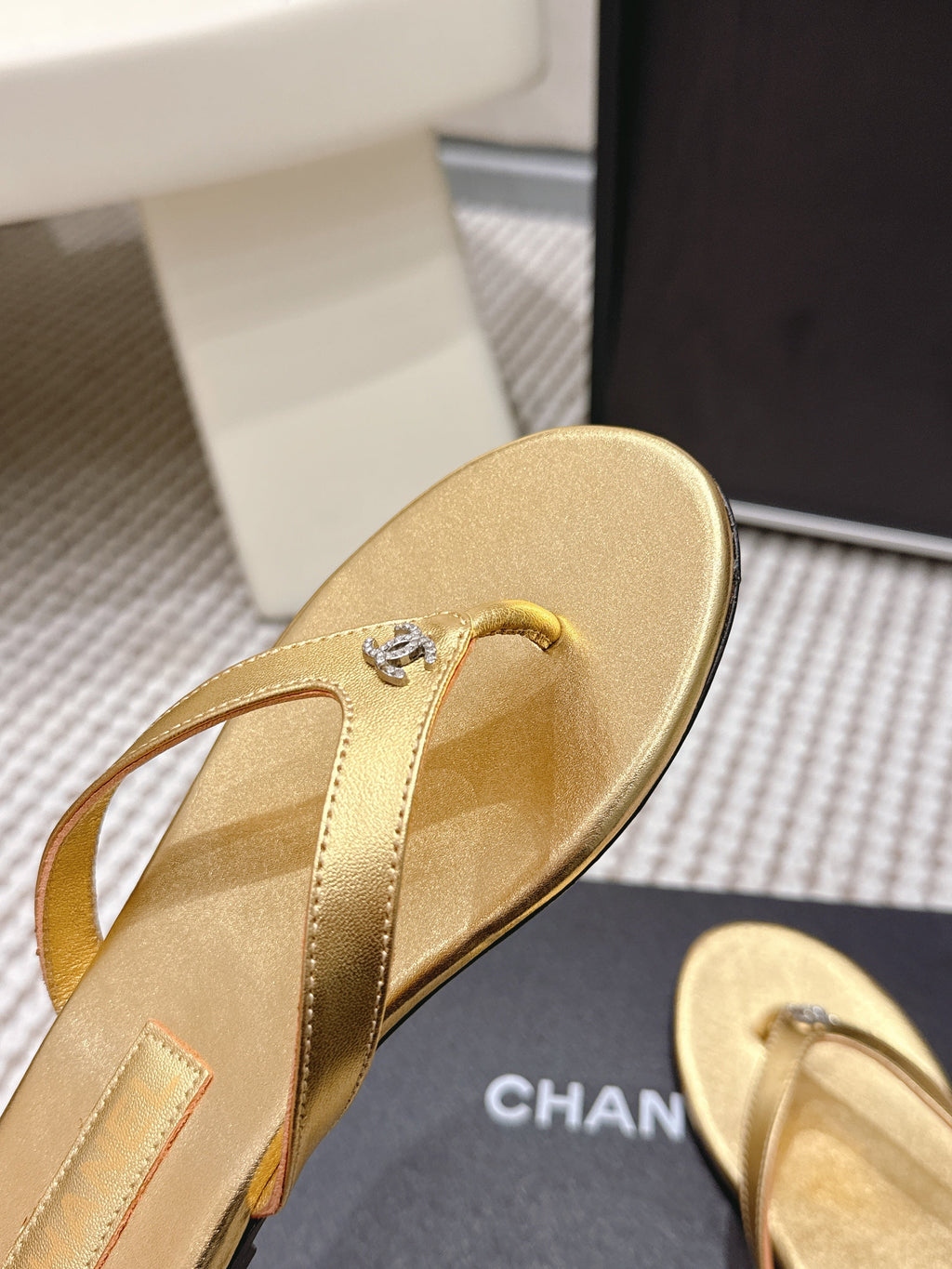 CC 26ss Flip-Flops Gold Metalic Sheepskin 653600
